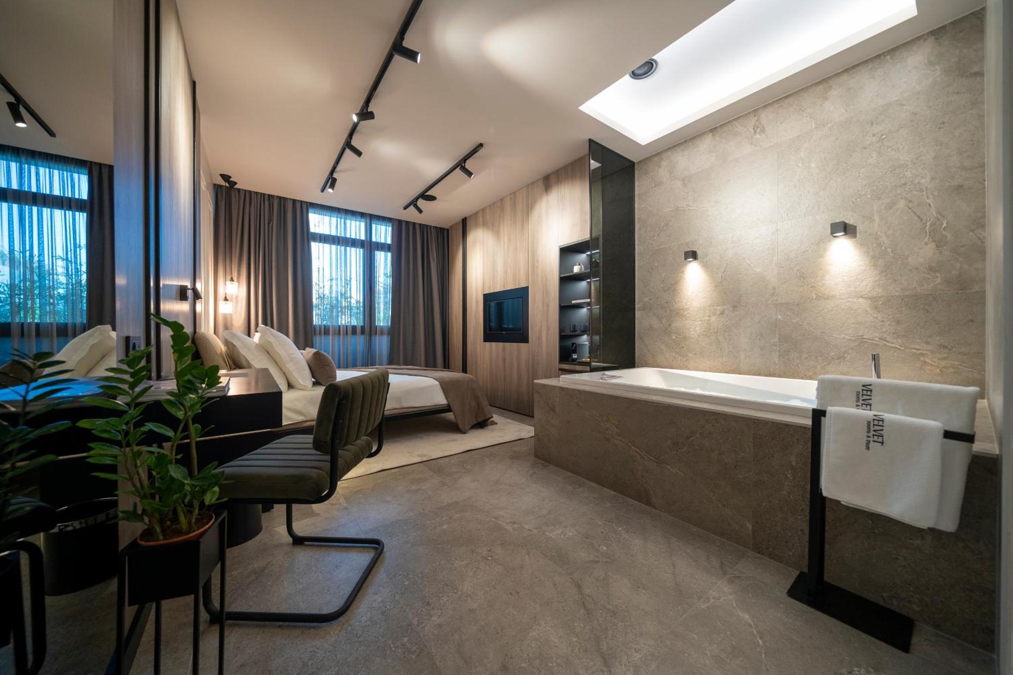 Zimmer mit Kingsize-Bett und Whirlpool