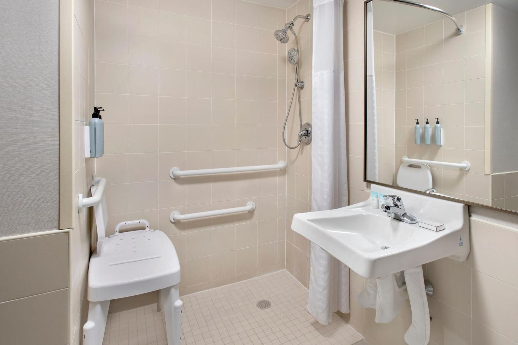Doppelzimmer mit 2 Doppelbetten und rollstuhlgerechter Dusche, barrierefrei