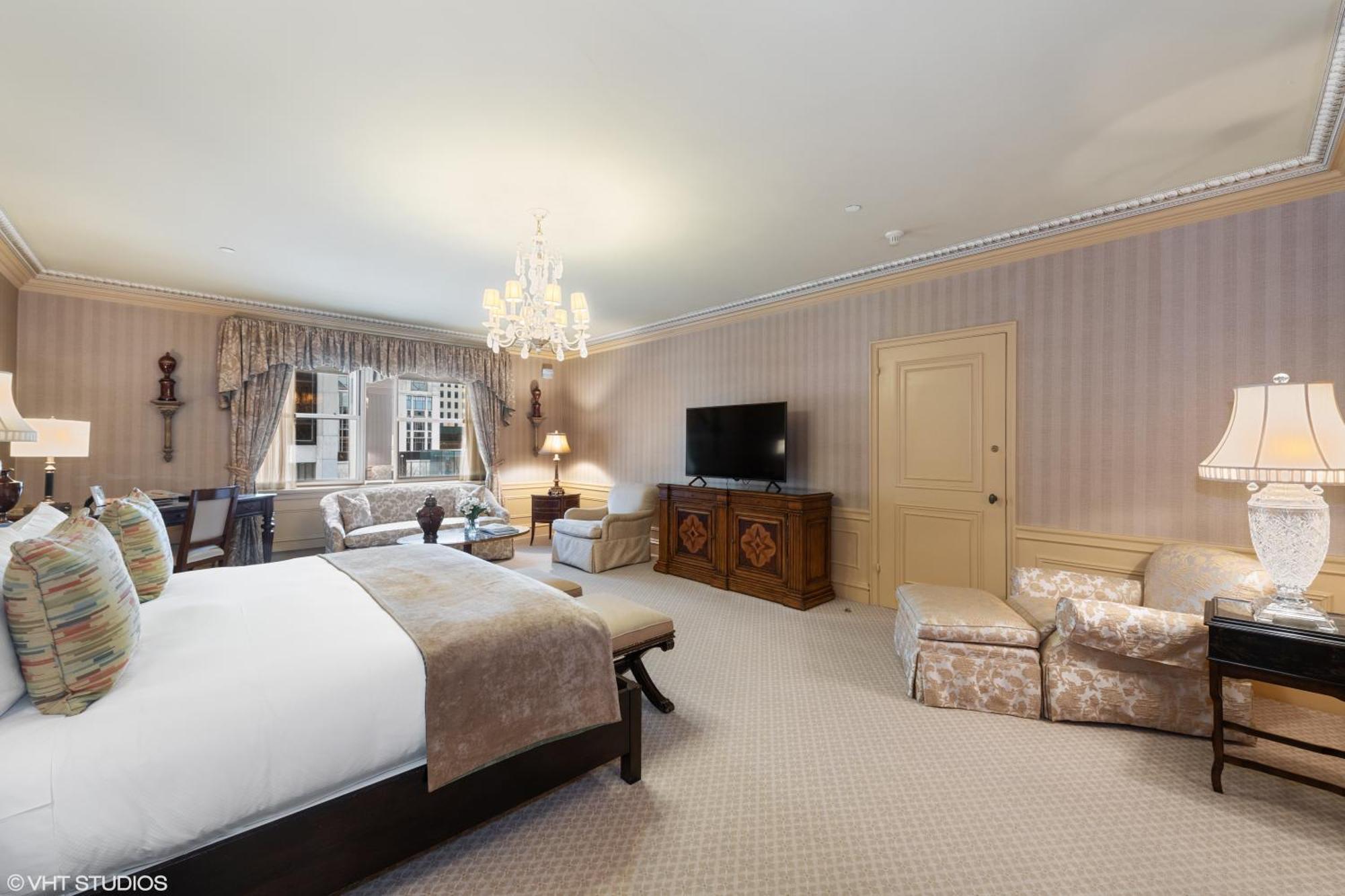 Zimmer mit Kingsize-Bett und Stadtblick - barrierefrei