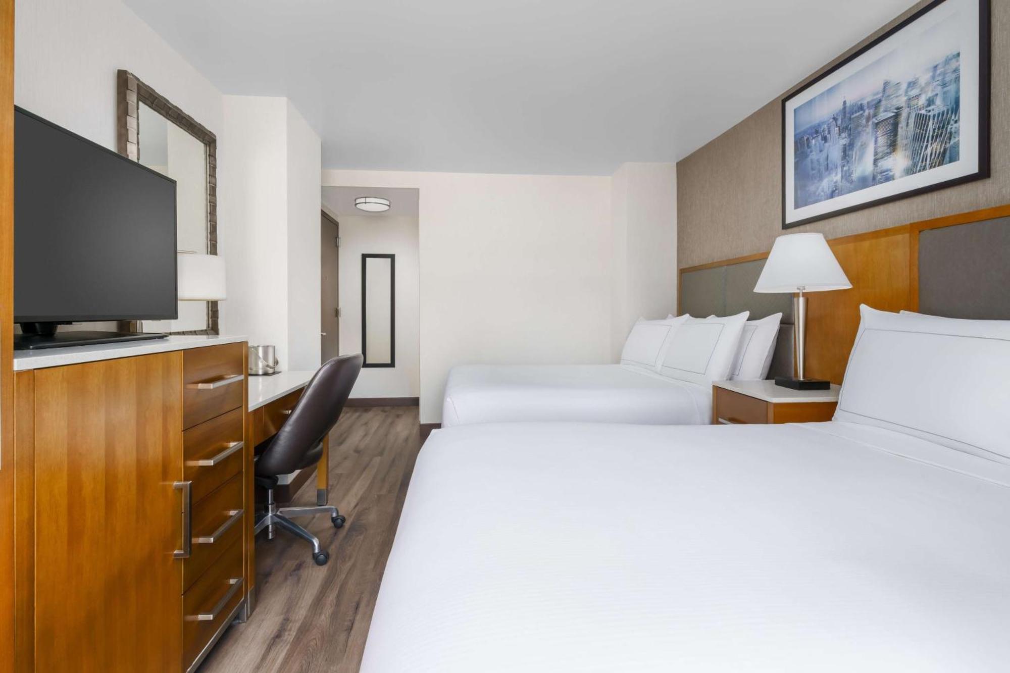 Doppelzimmer mit 2 Doppelbetten und Aussicht