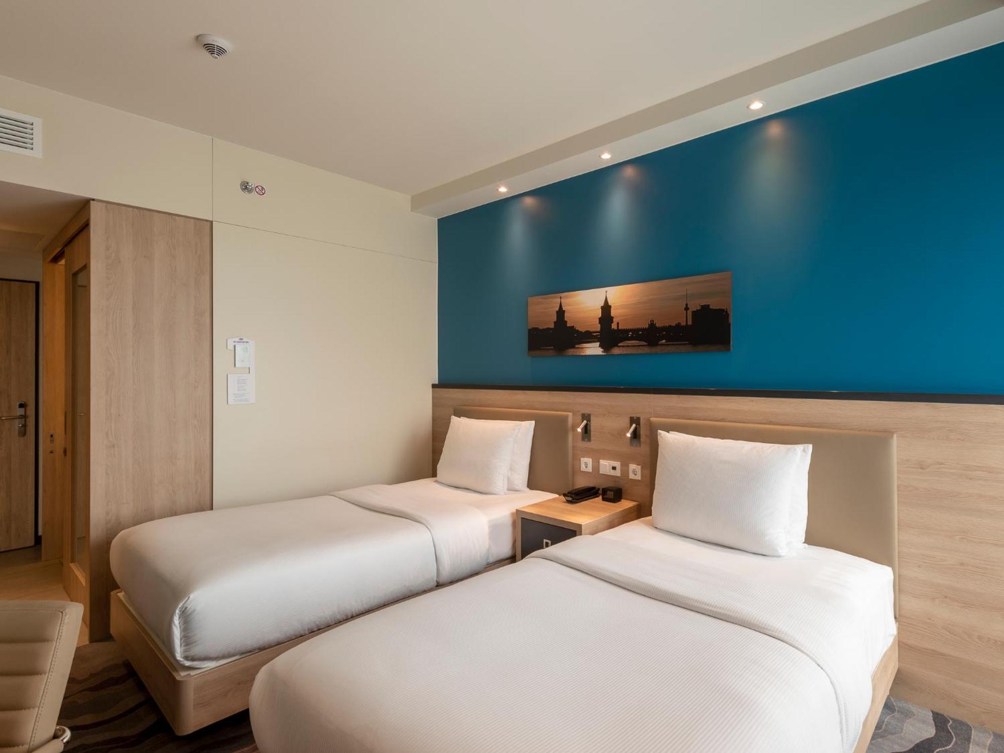 Zweibettzimmer mit Stadtblick