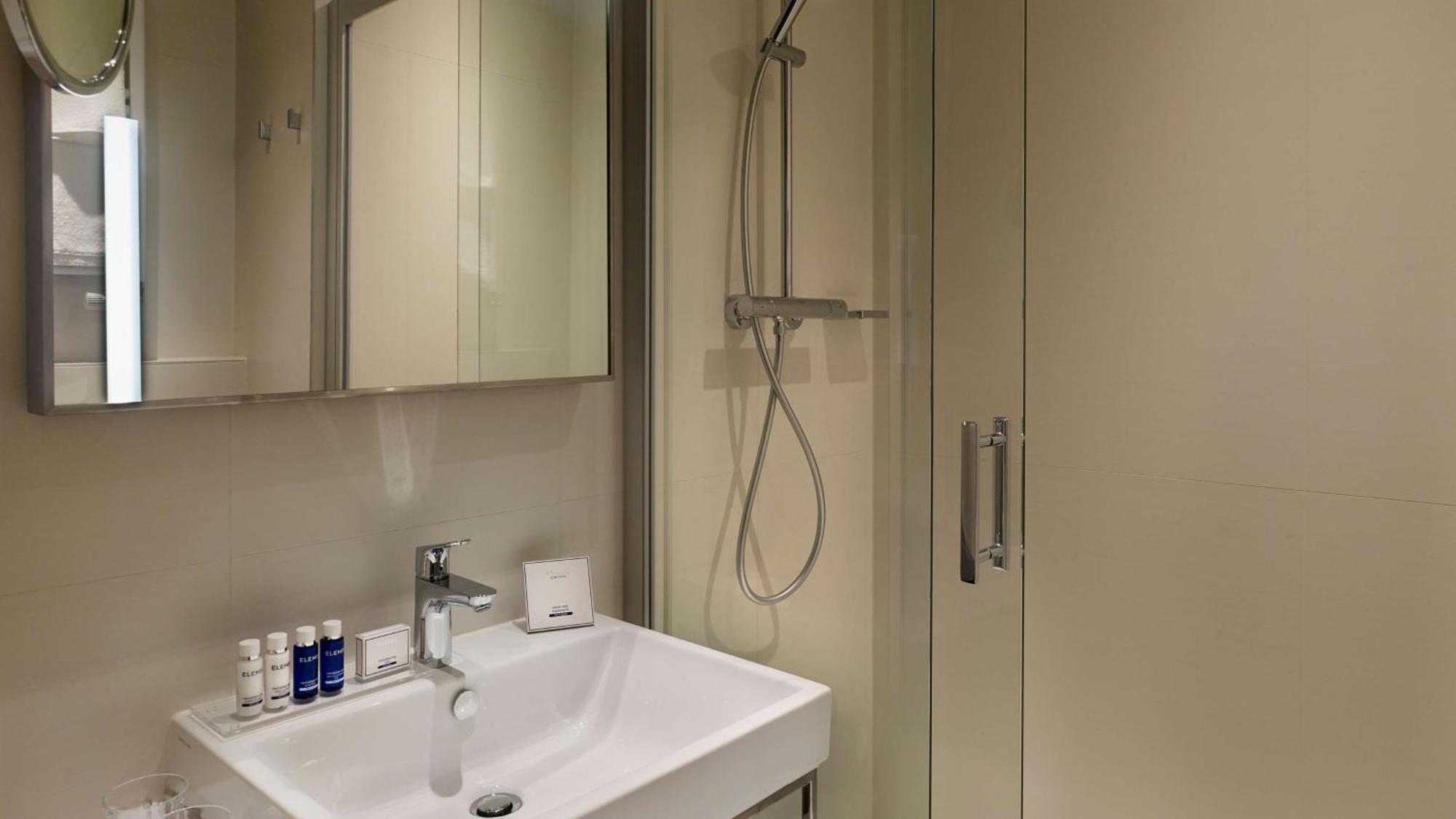 Superior Zimmer mit Queensize-Bett und Blick auf das Atrium