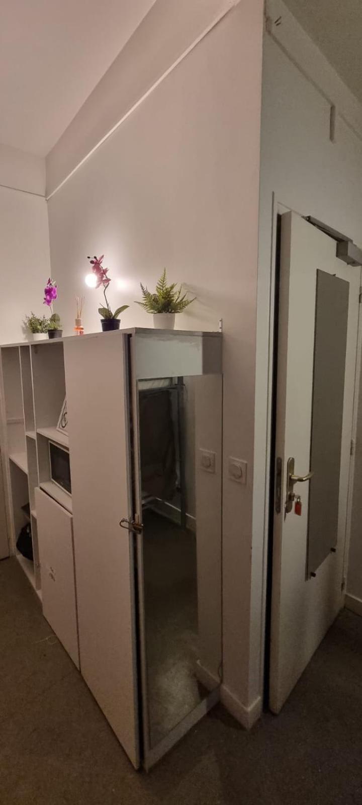 Einzelbett im Frauenschlafsaal