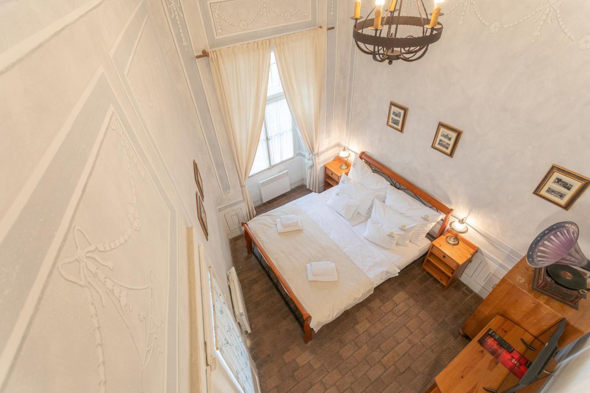 Doppelzimmer mit Eingang von der Straße