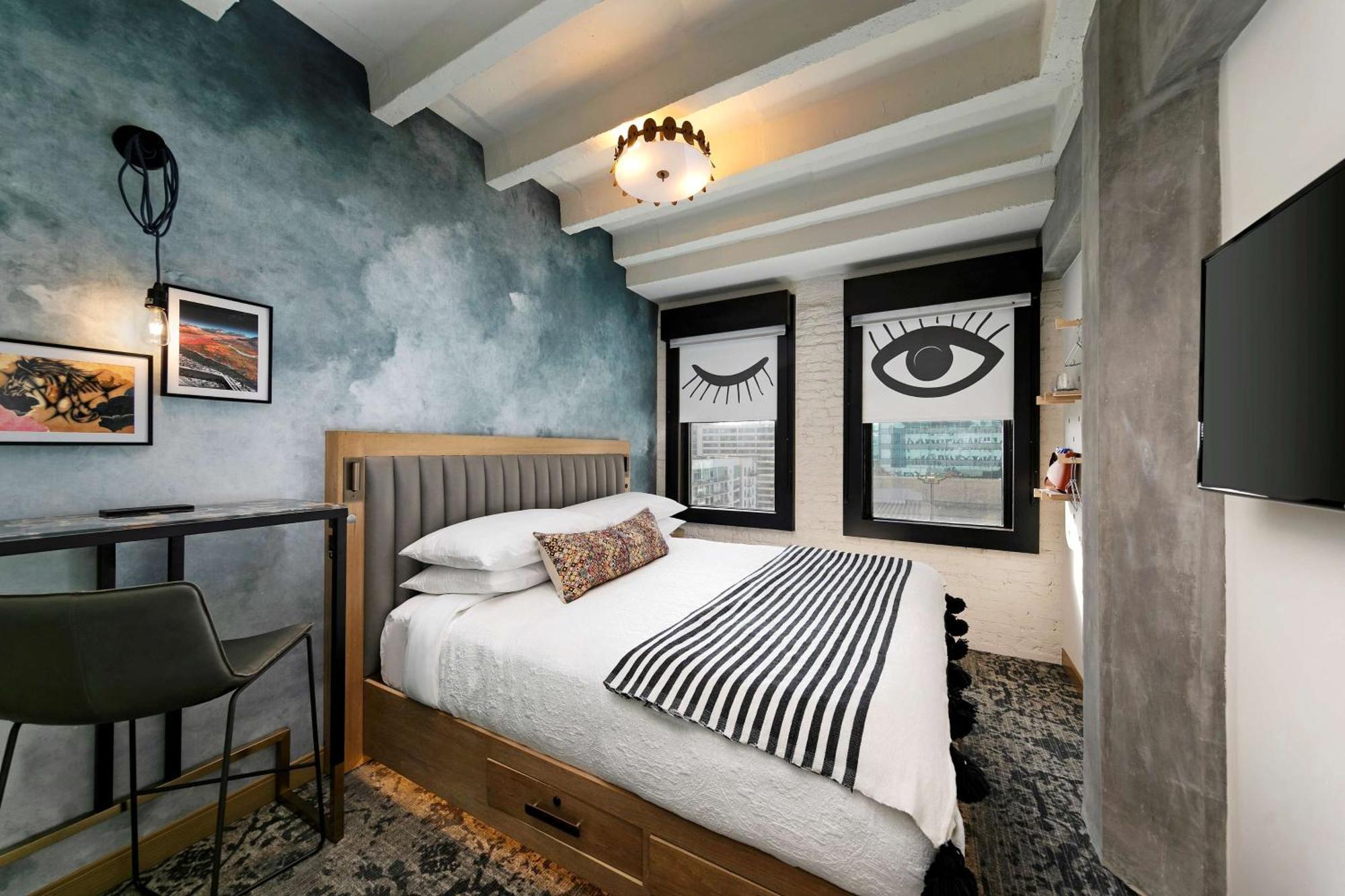 Zimmer mit Kingsize-Bett