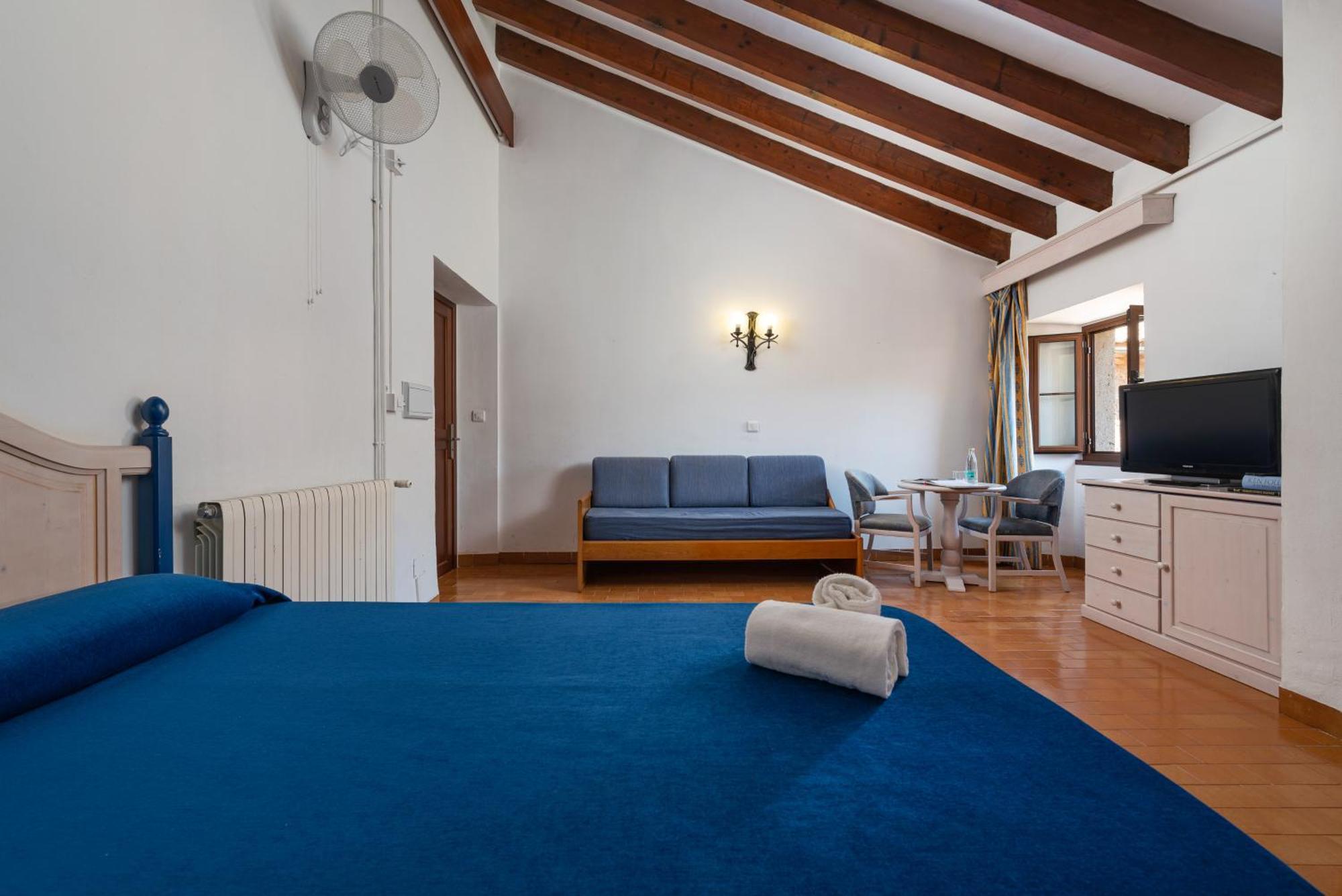 Standard Zimmer mit 2 Einzelbetten und Sofa