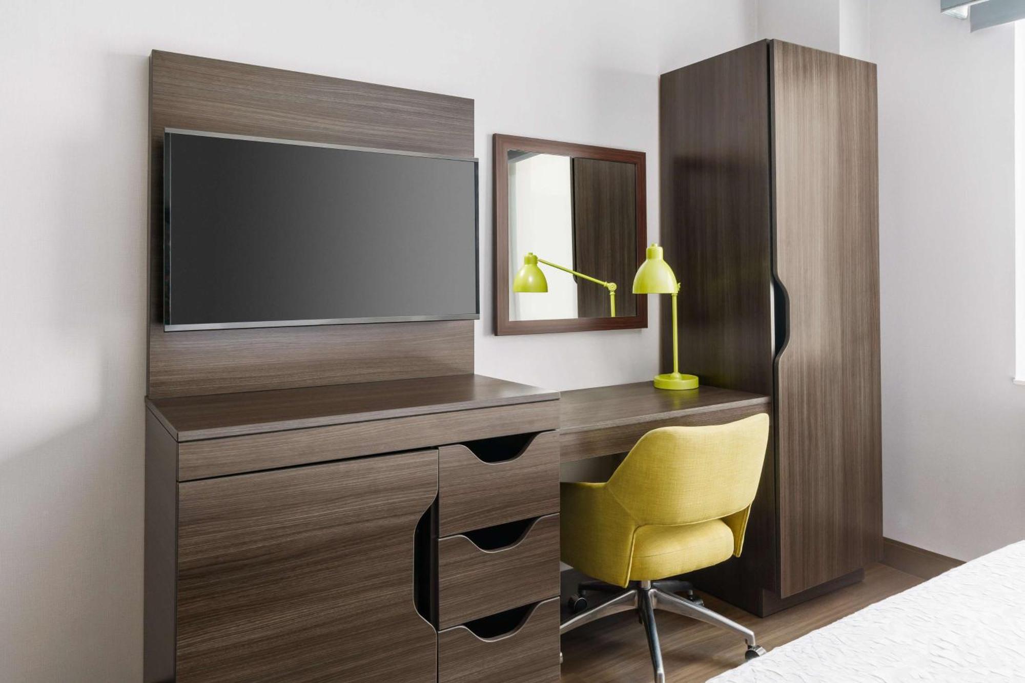 Zimmer mit Kingsize-Bett und Aussicht