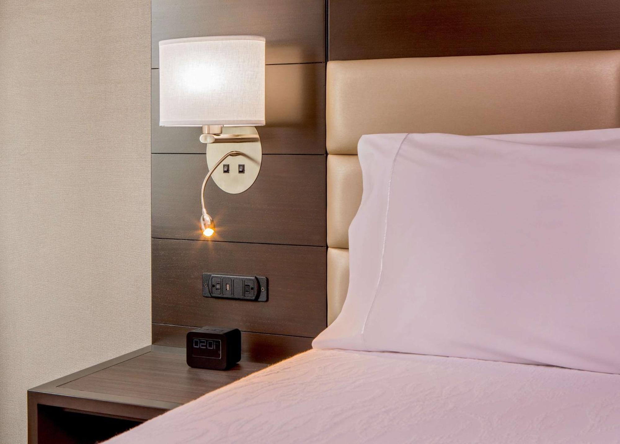 Zimmer mit Kingsize-Bett mit Blick auf das Wasser