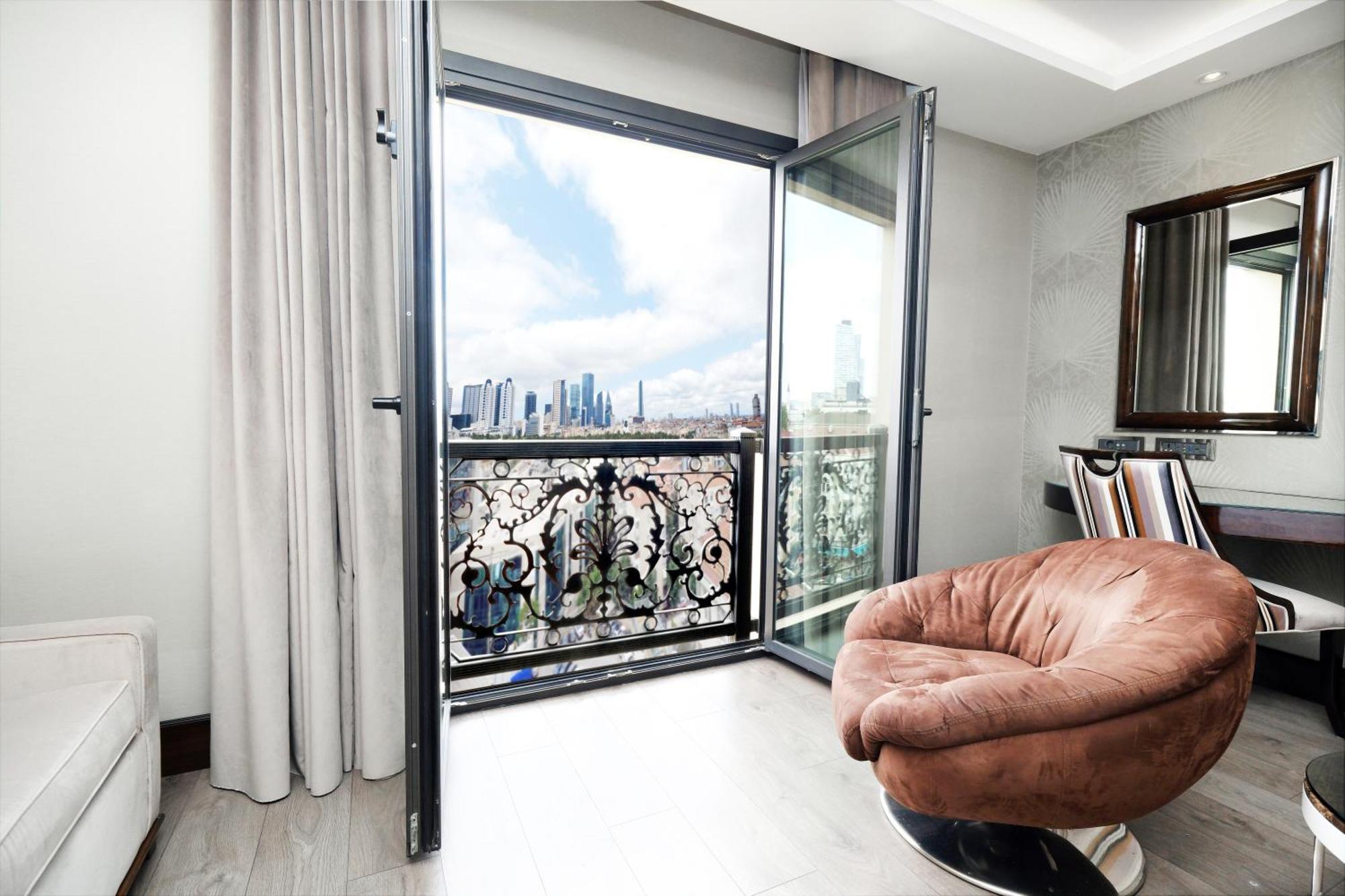 Deluxe Zimmer mit Kingsize-Bett und Stadtblick