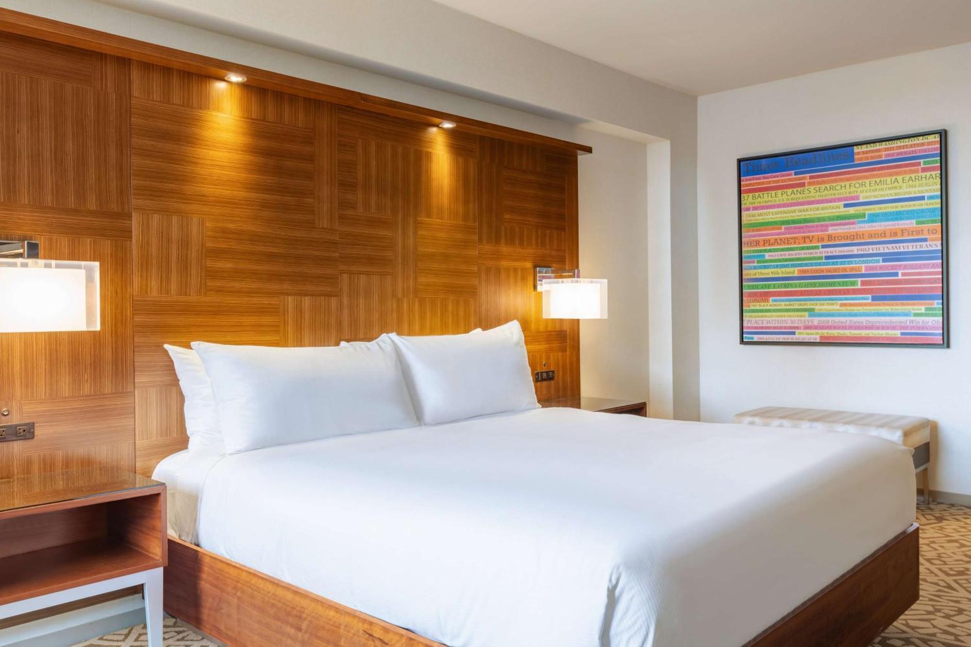 Eckzimmer mit Kingsize-Bett und Straßenblick – obere Etage