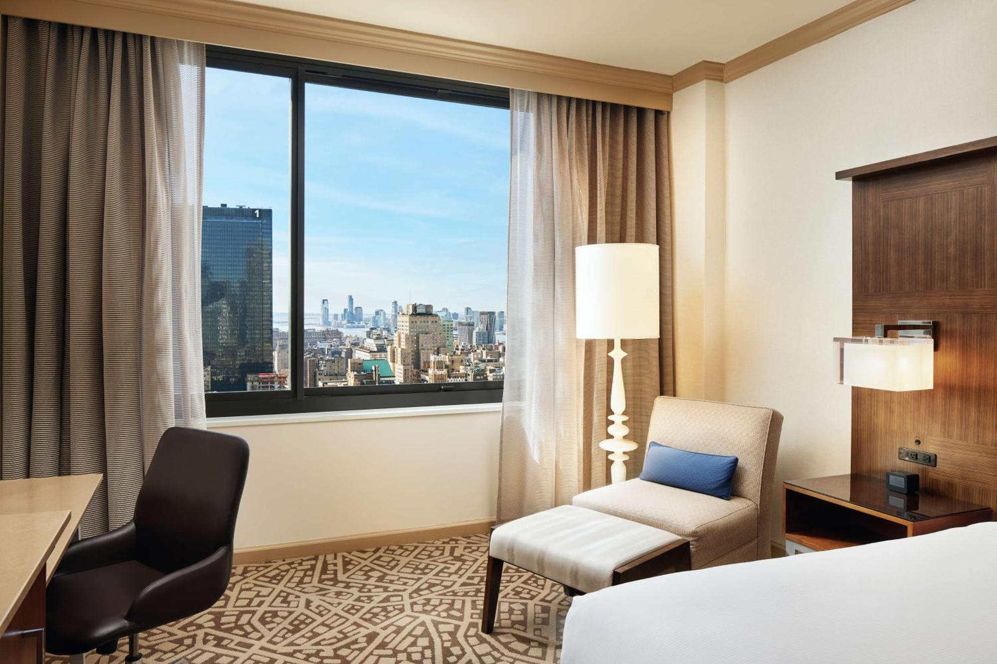 Eckstudio-Suite mit Kingsize-Bett, Schlafsofa und Aussicht