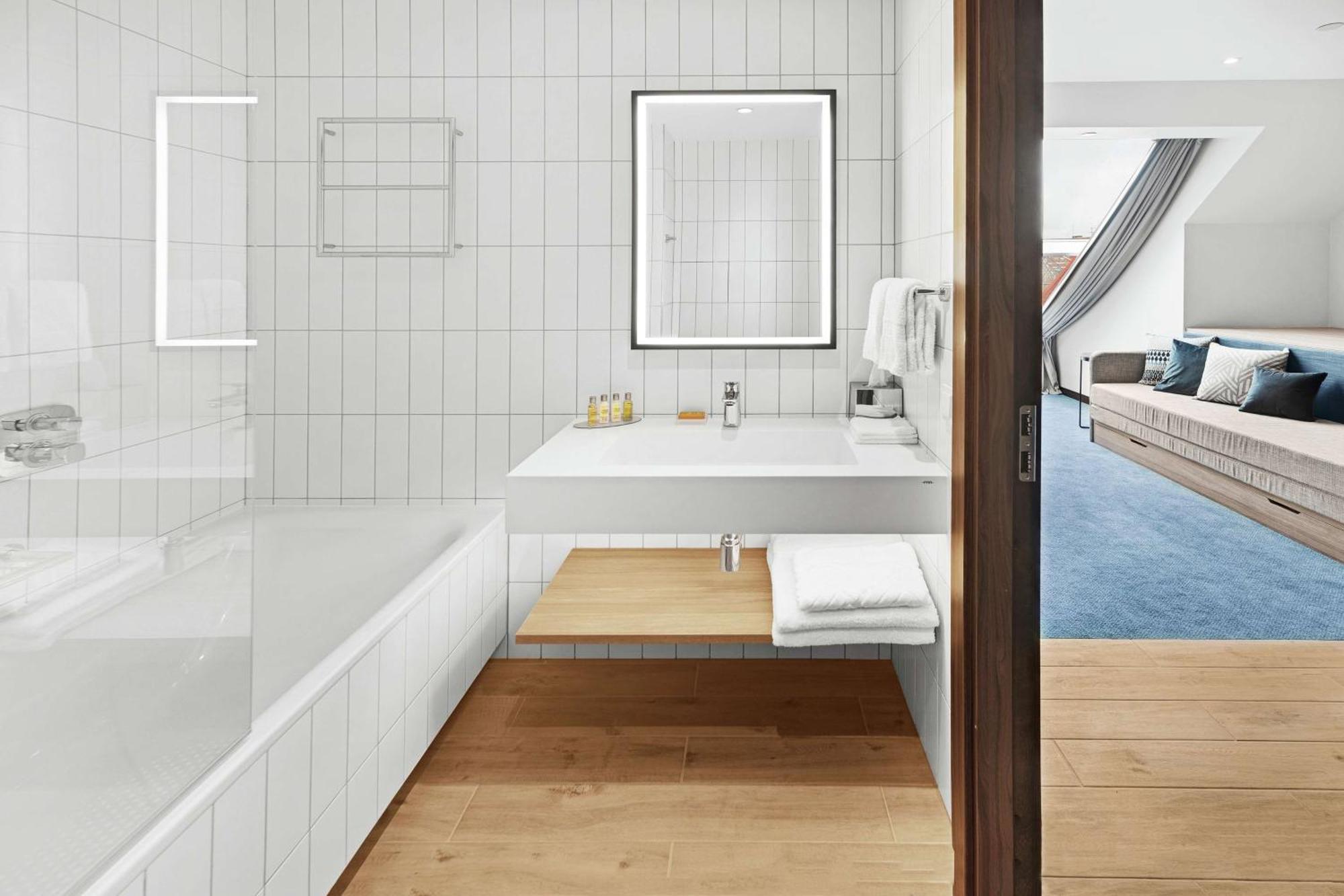 Deluxe Zimmer mit Kingsize-Bett und Stadtblick