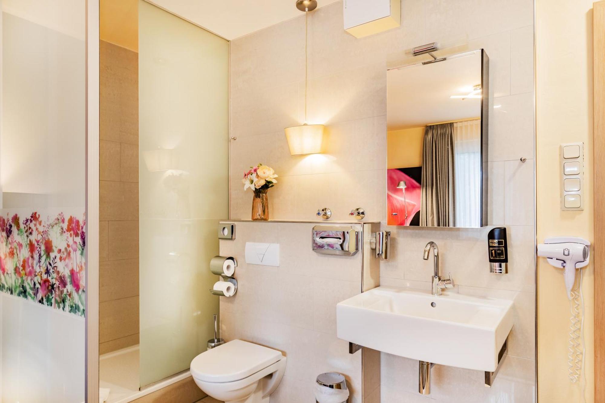 Large Single Room,1552539475:JPEG