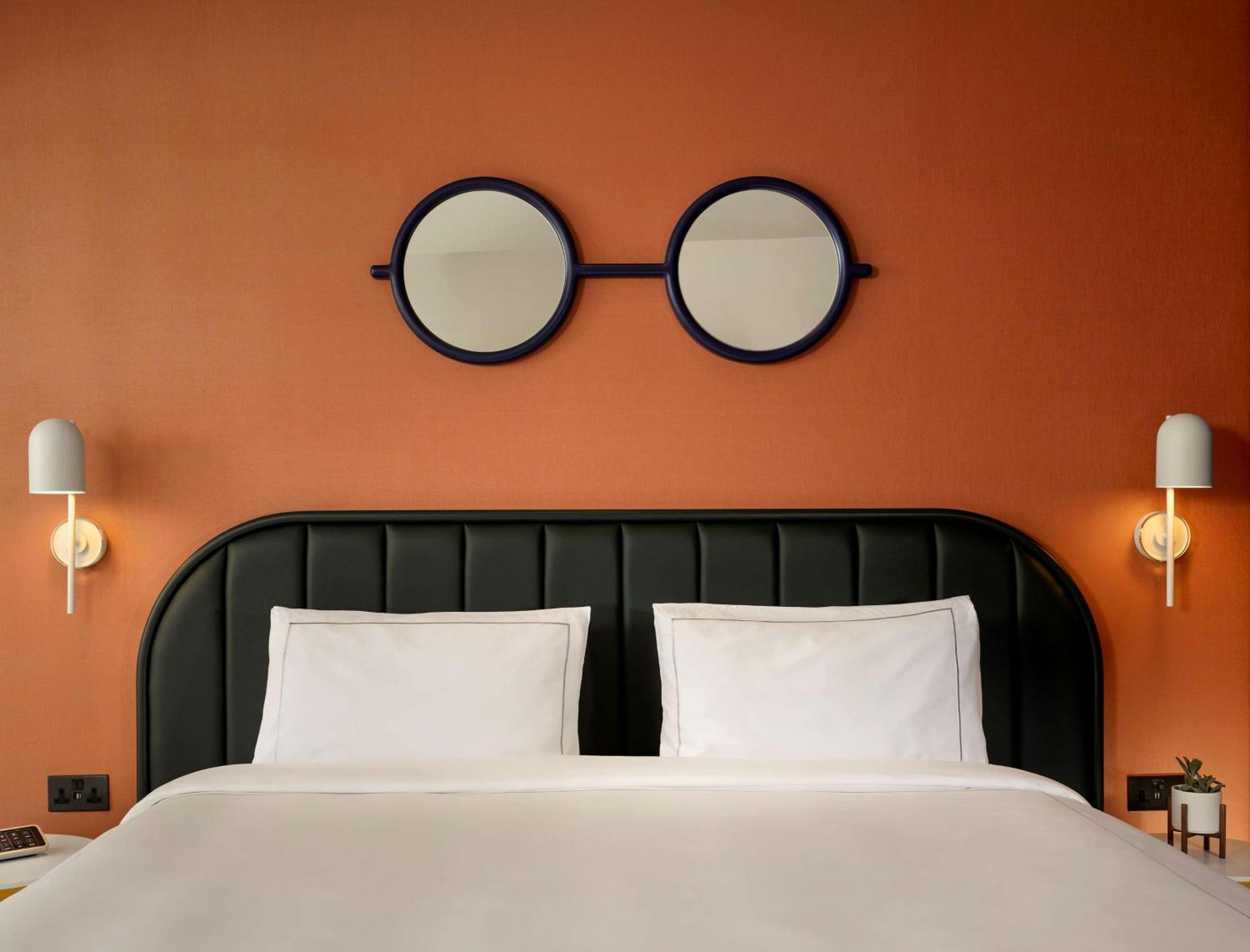 Art Zimmer mit Kingsize-Bett