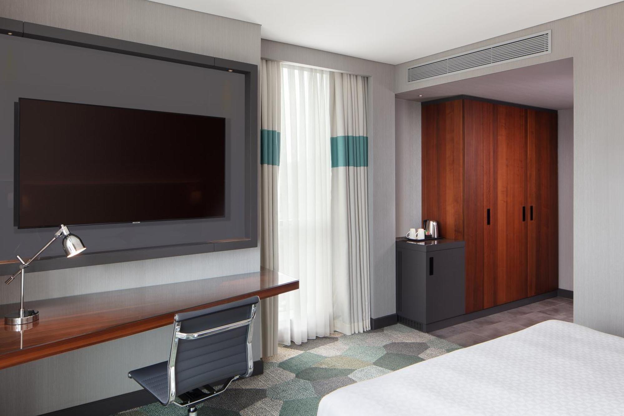 Corner King Deluxe Room, Deluxe Guest Room, 1 King,1633100222:JPEG