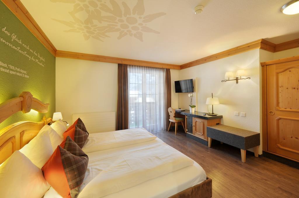 Dreibettzimmer mit Bergblick
