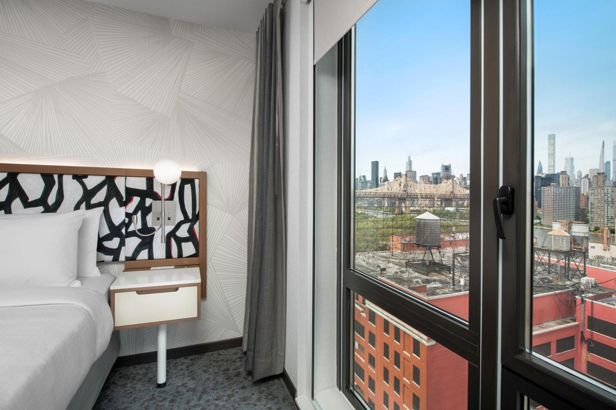 Suite mit Kingsize-Bett und Stadtblick