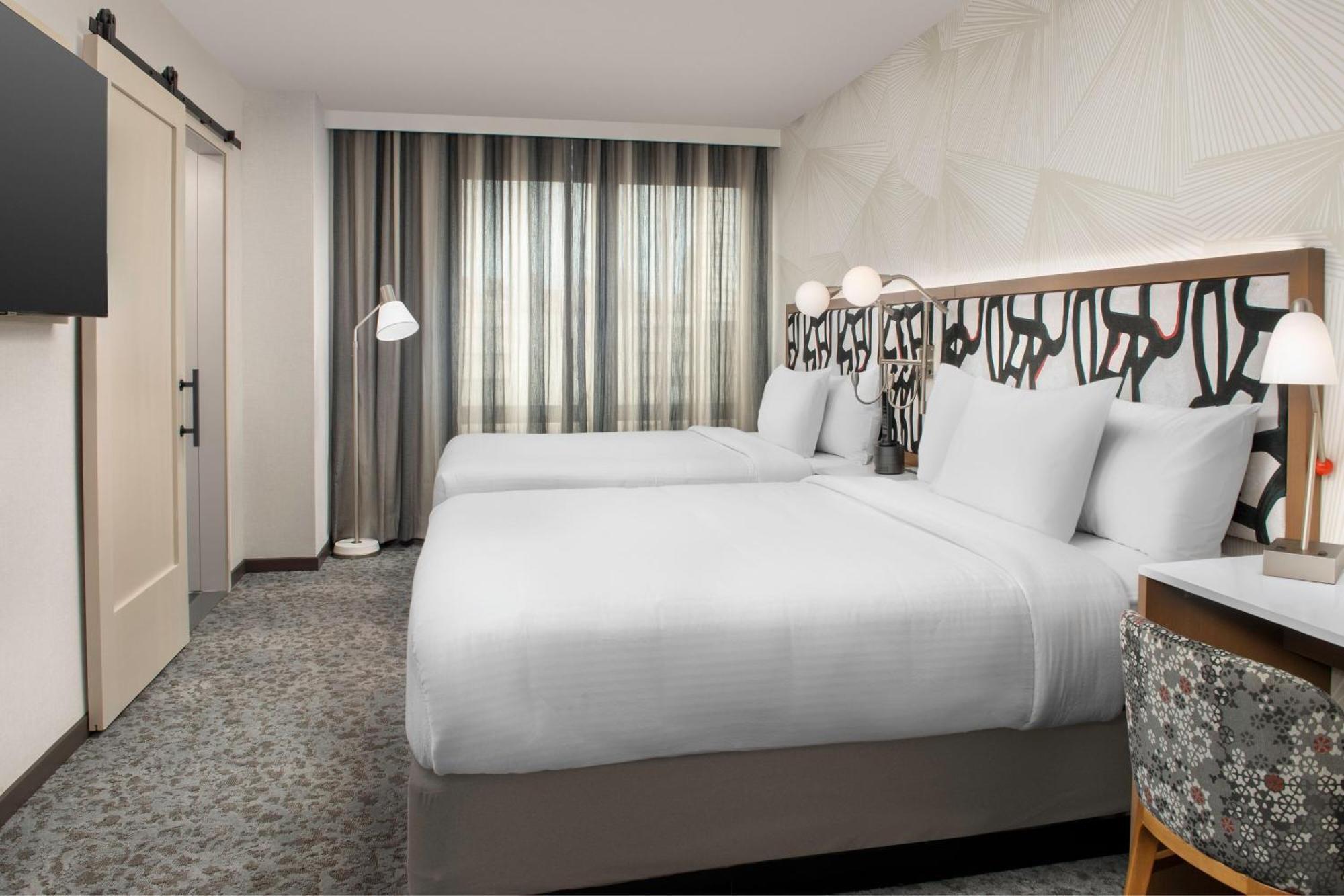 Suite mit 2 Queensize-Betten und Stadtblick