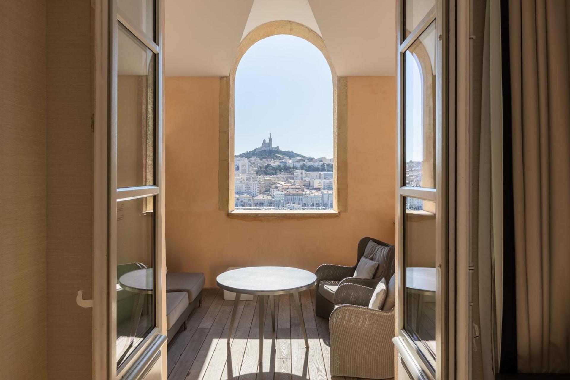 Junior Suite mit Kingsize-Bett, Terrasse und Hafenblick