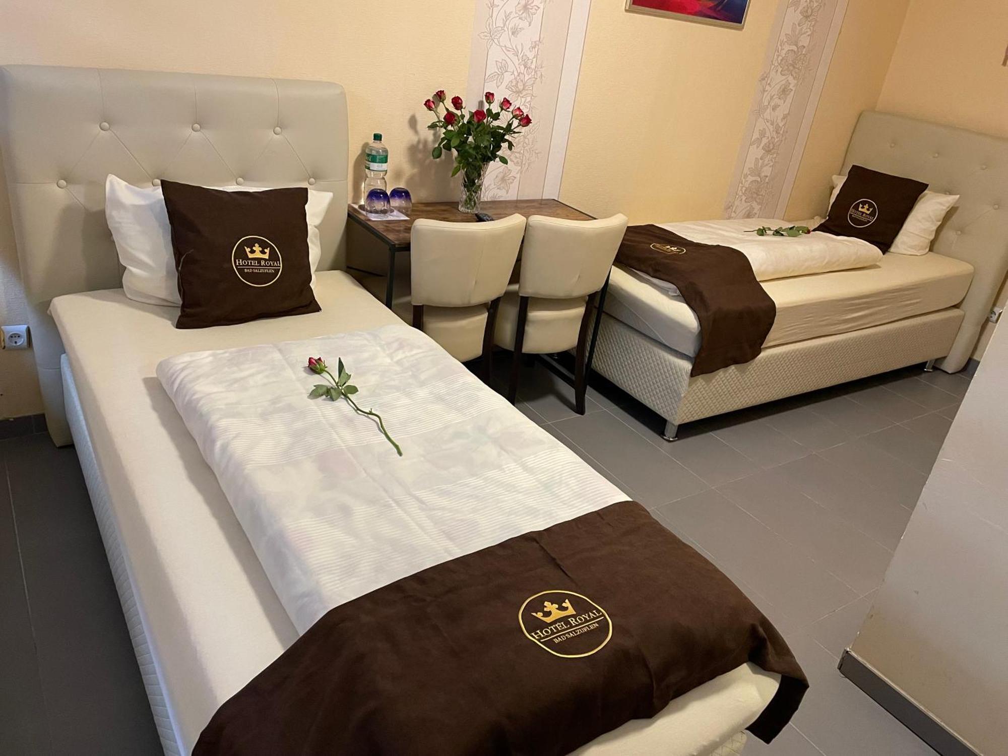 Zweibettzimmer mit Bad