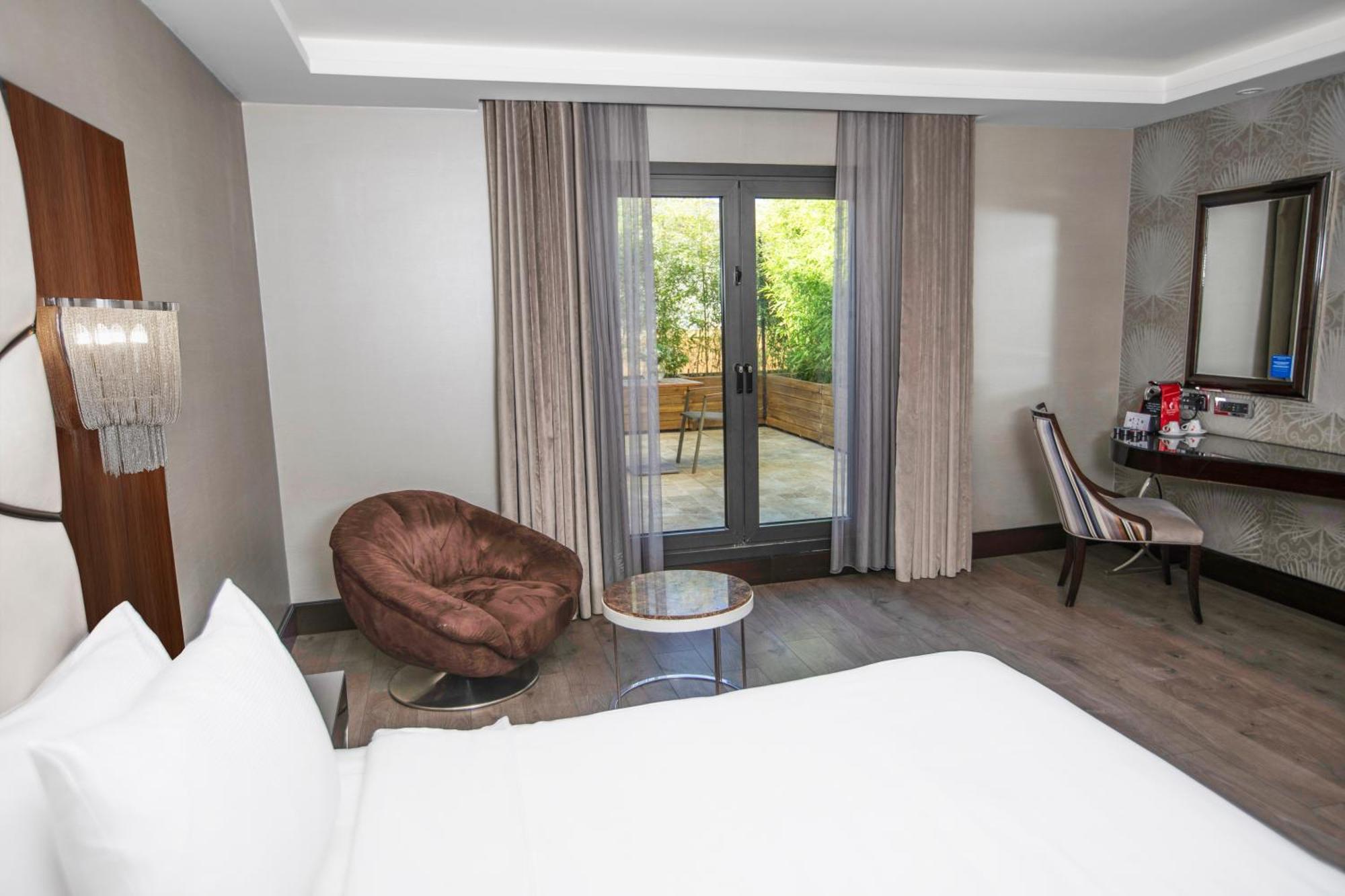 Deluxe Zimmer mit 1 Kingsize-Bett und Terrasse