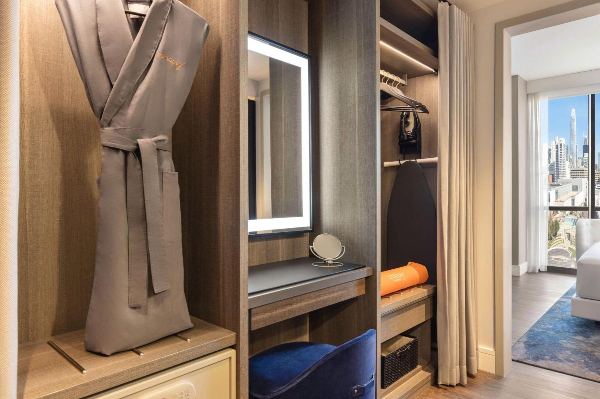Zimmer mit Kingsize-Bett und Blick auf Sehenswürdigkeiten