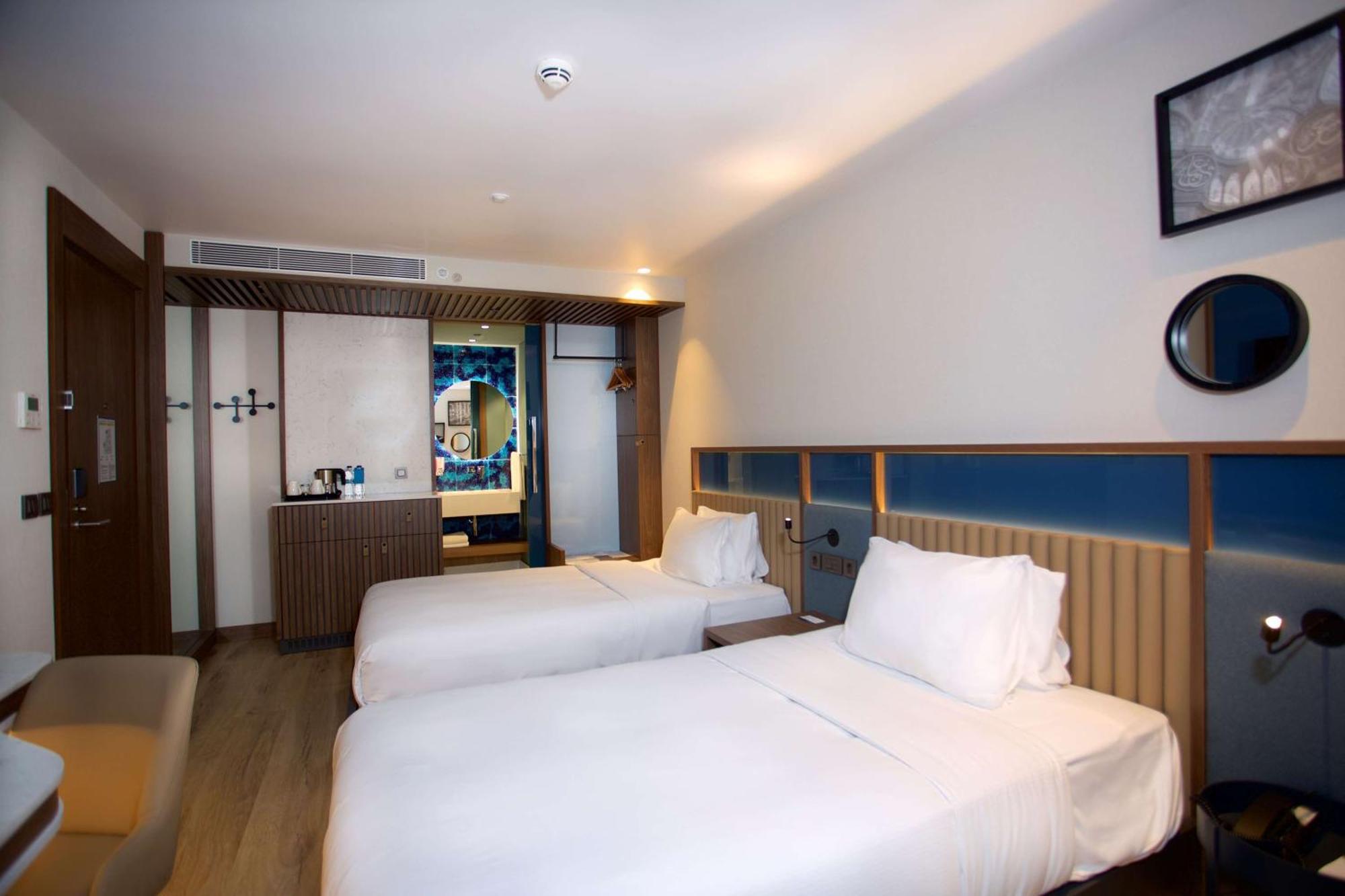 Twin Room,1557057358:JPEG