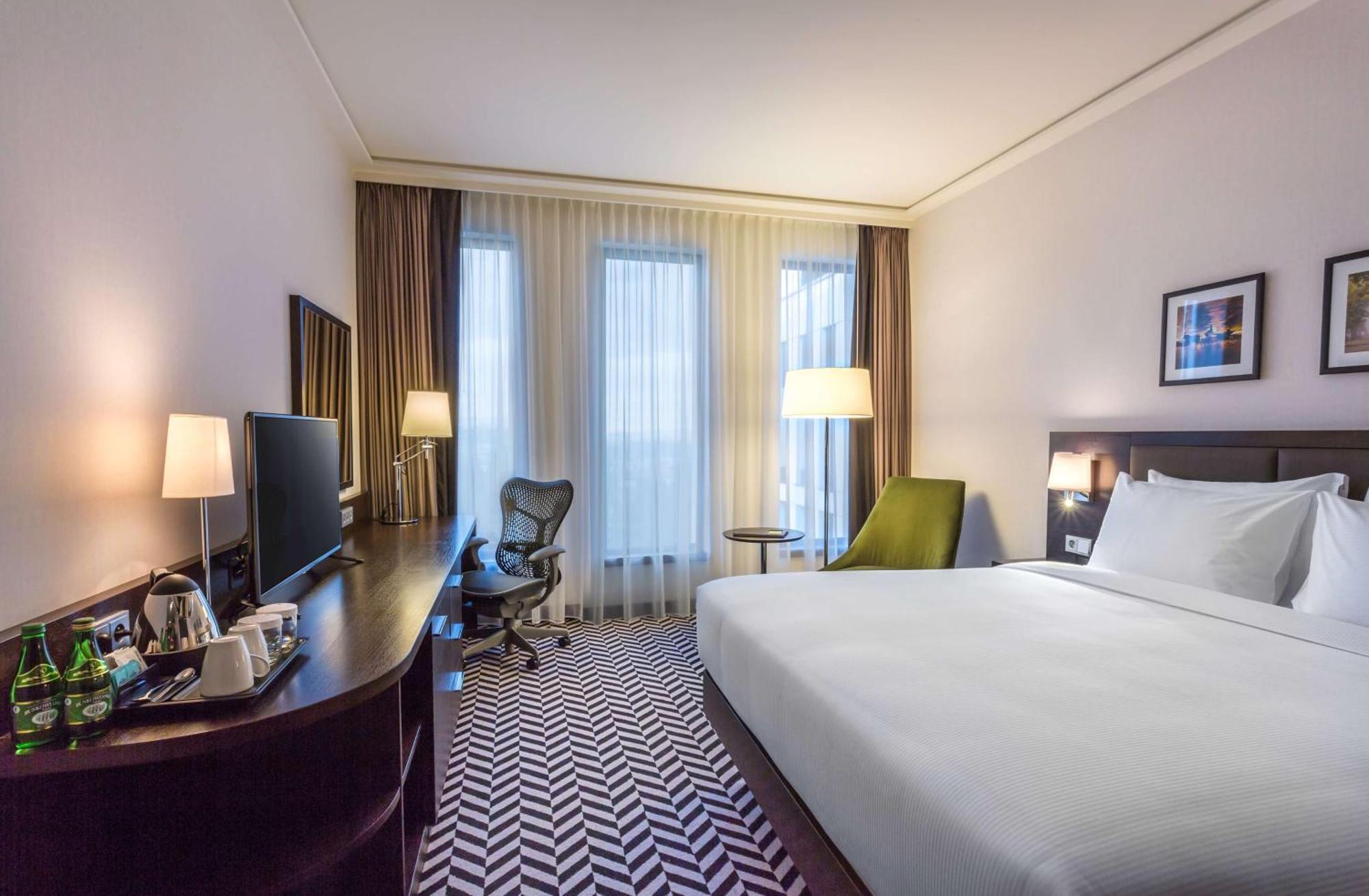 Zimmer mit Kingsize-Bett