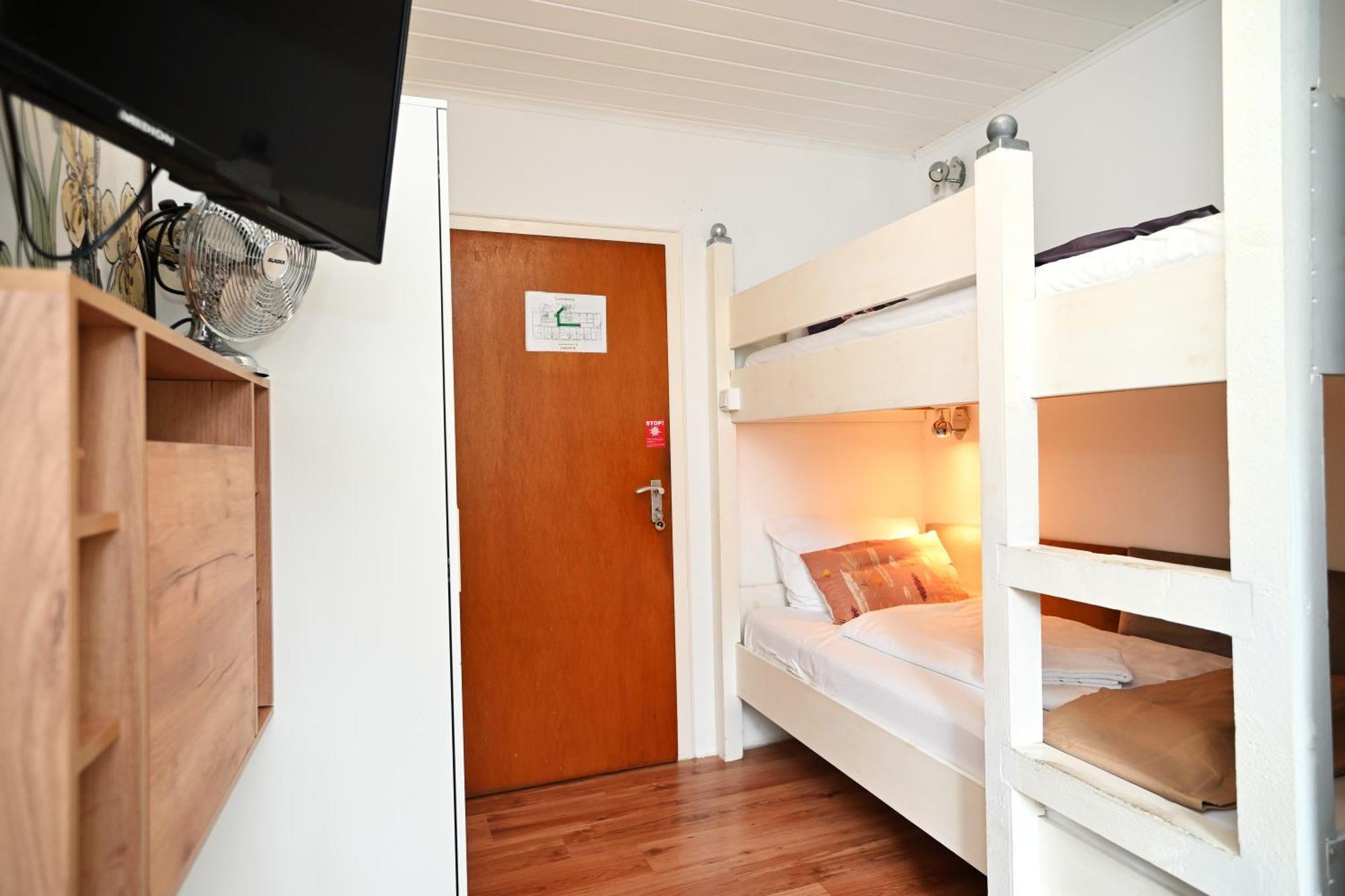 Zweibettzimmer mit Dusche