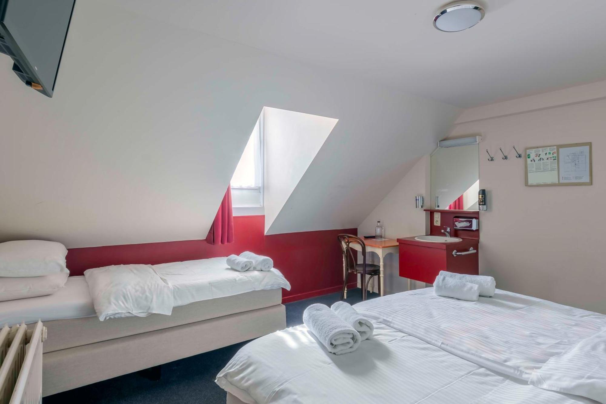 Basic Dreibettzimmer mit Gemeinschaftsbad - Dachgeschoss
