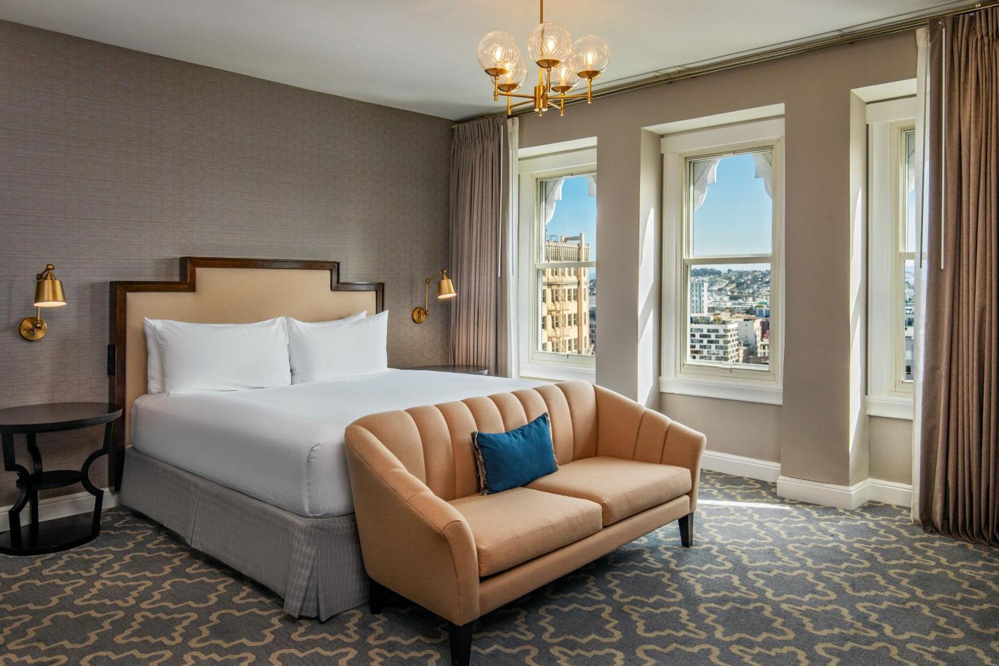Suite Stone mit 1 Schlafzimmer mit 1 Kingsize-Bett und Blick auf die Skyline