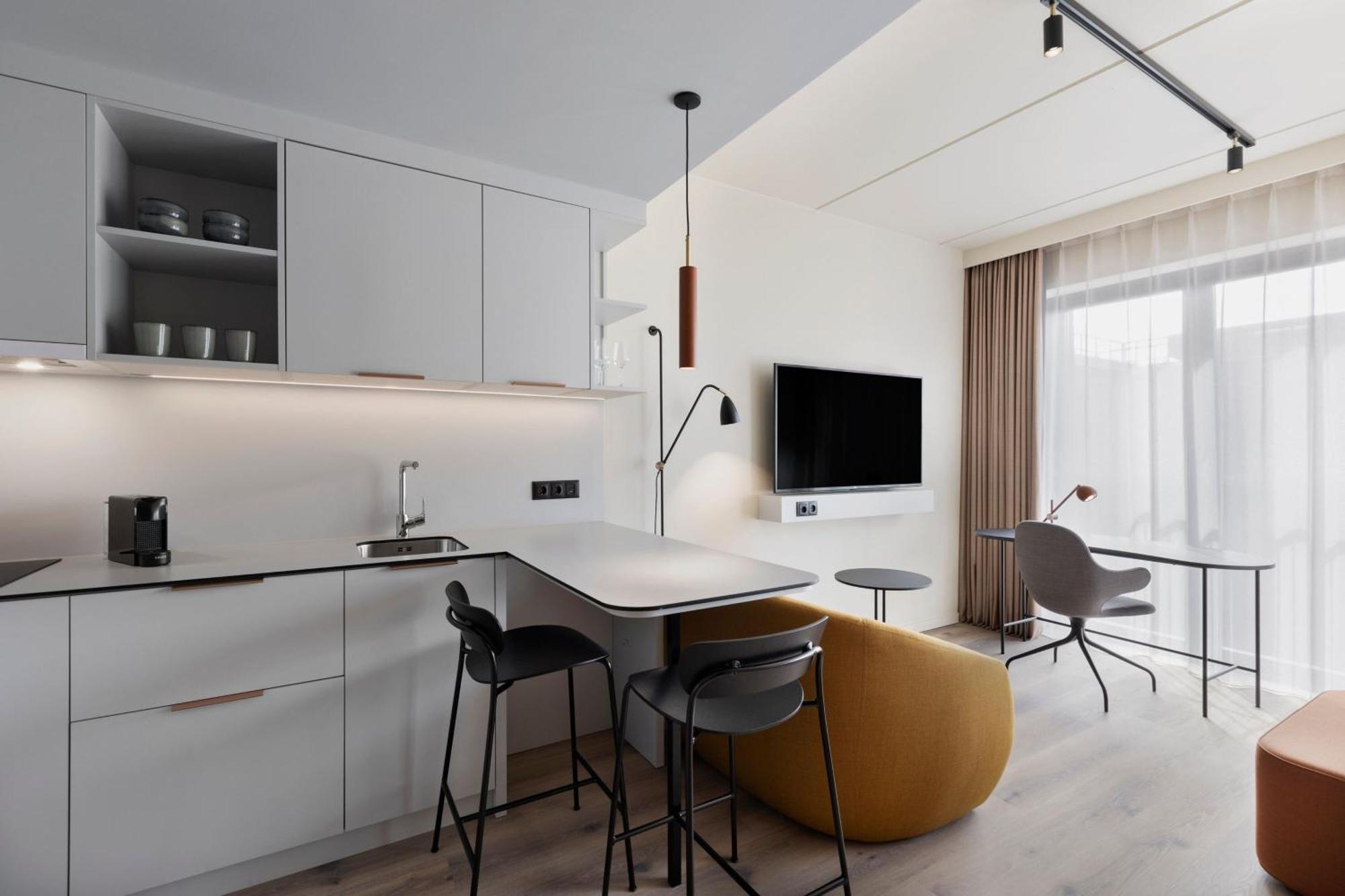 Studio mit Queensize-Bett und Blick auf den Innenhof