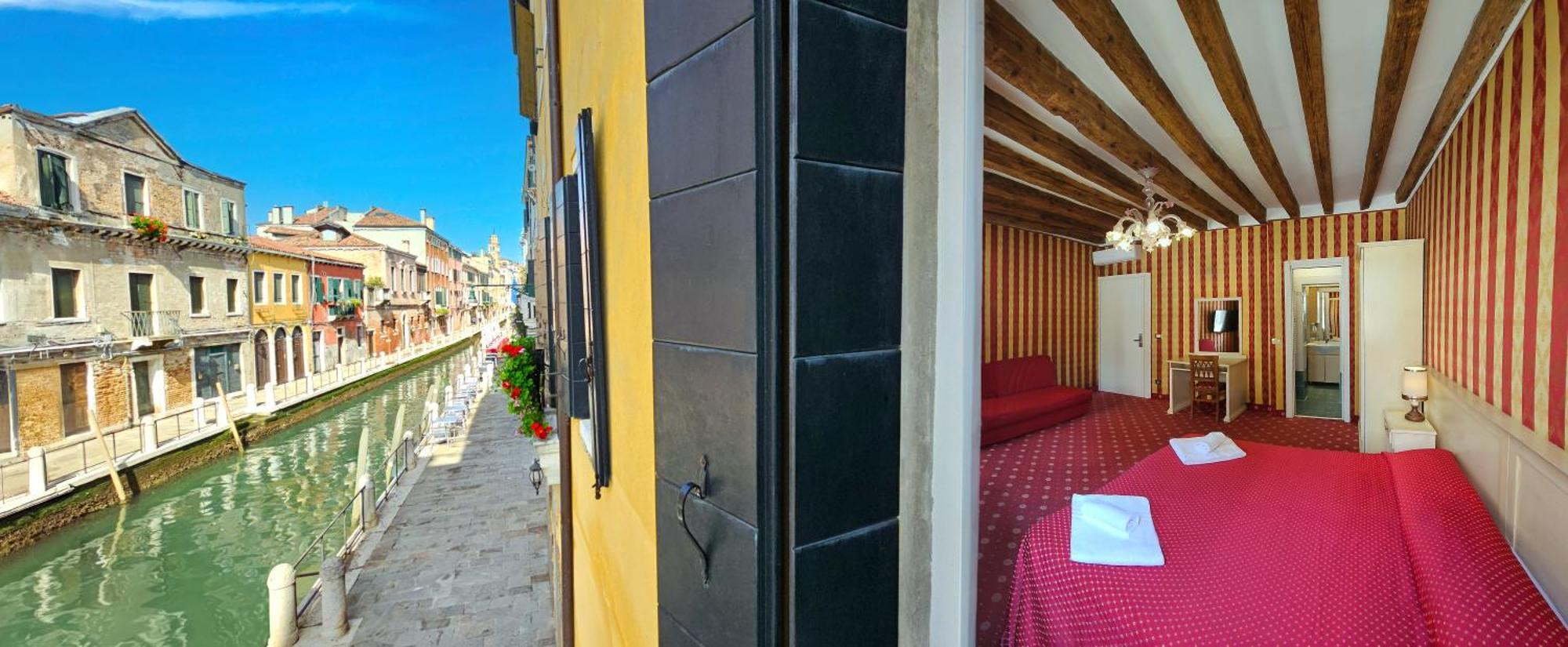 Deluxe Dreibettzimmer mit Kanalblick