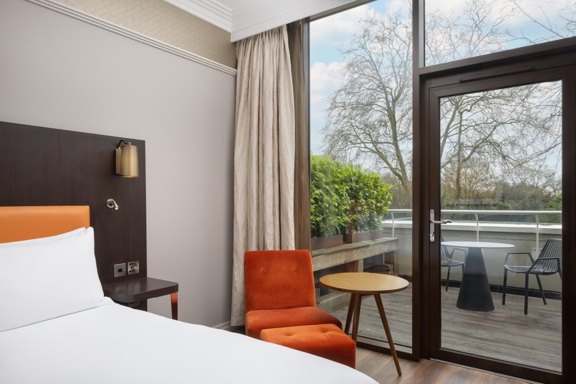 Deluxe Zimmer mit Kingsize-Bett und Balkon