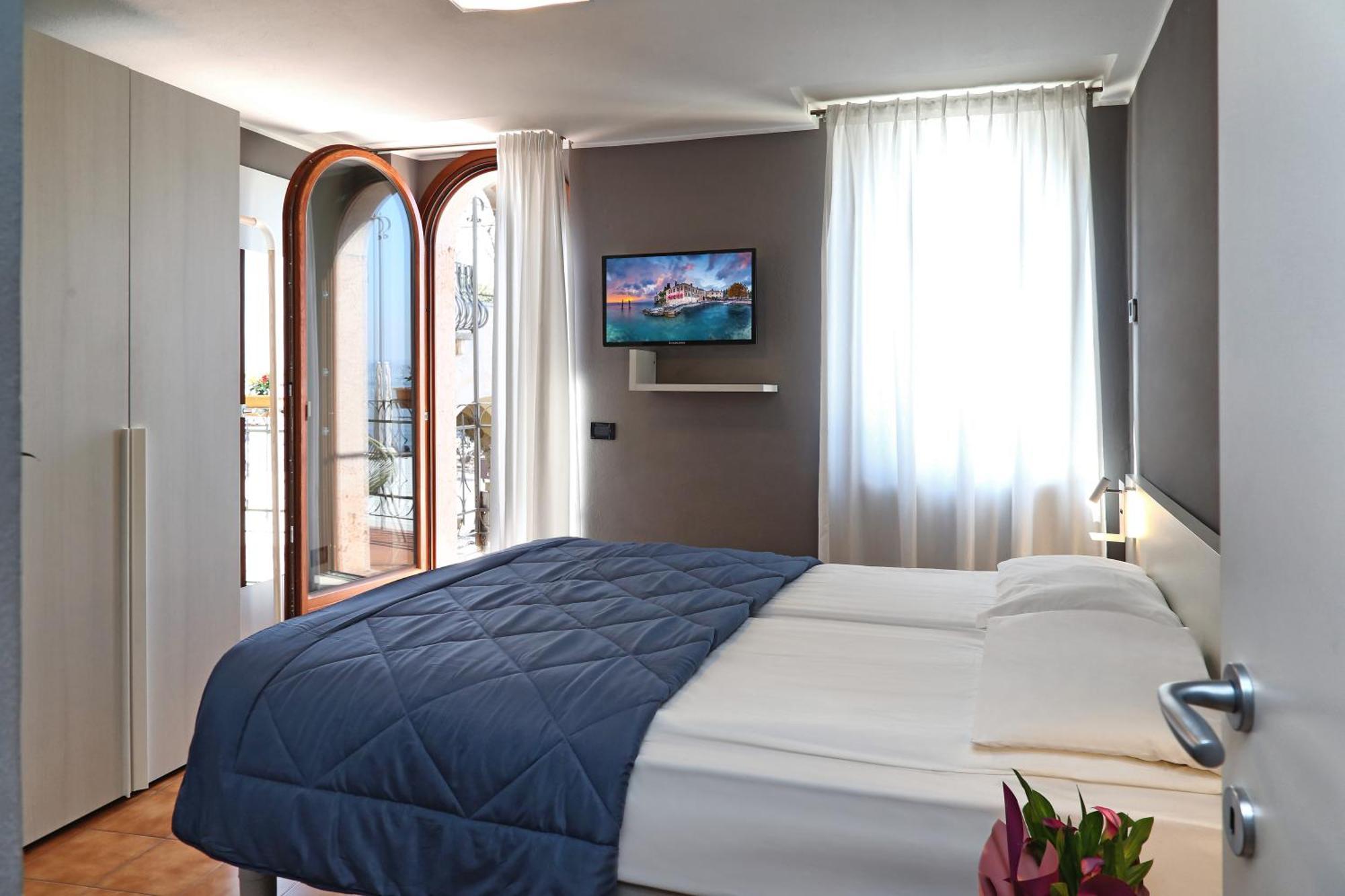 Deluxe Doppel- oder Zweibettzimmer mit Balkon und Seeblick