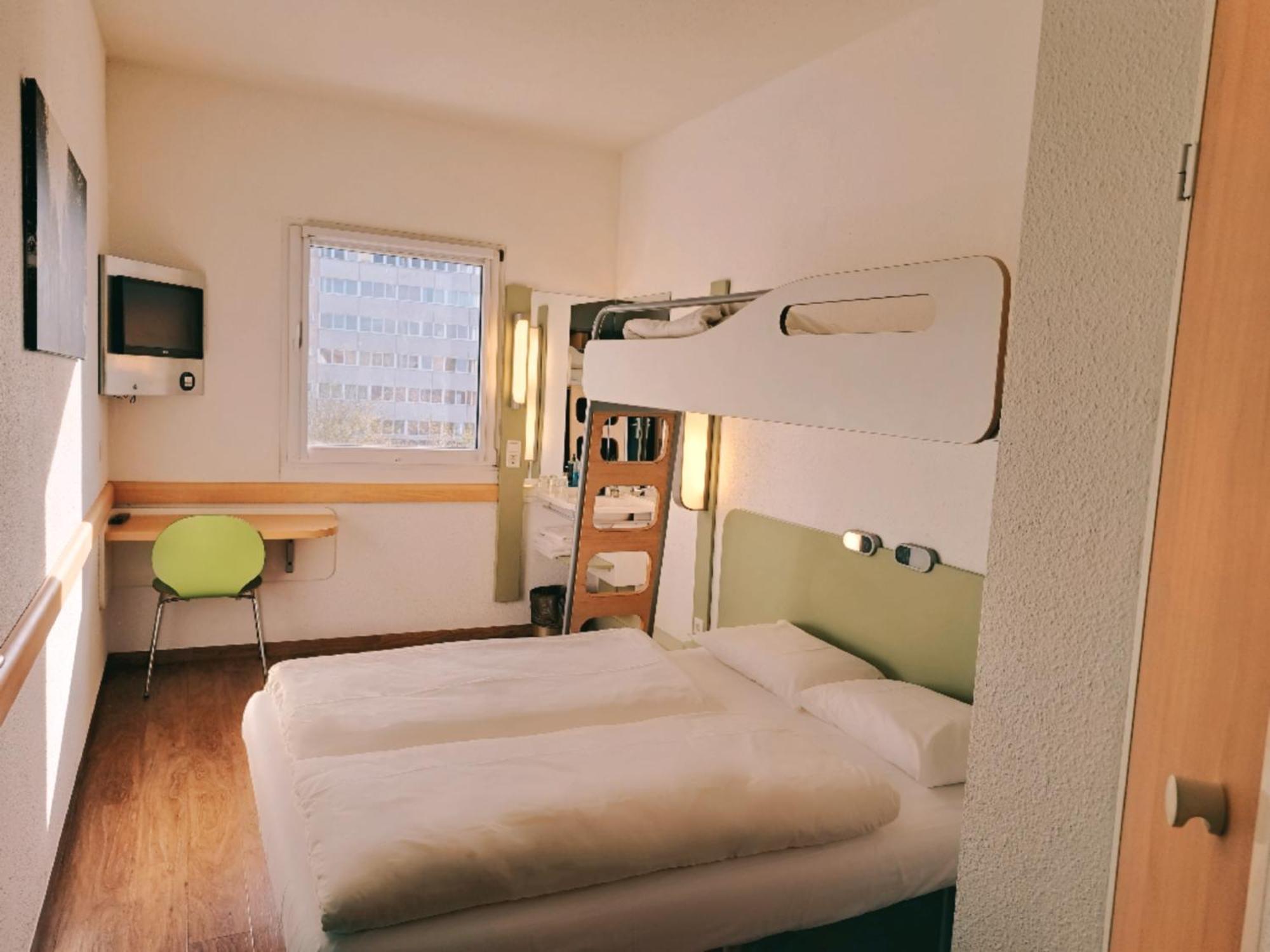 Standard Zimmer mit 1 Doppelbett und 1 Einzelbett