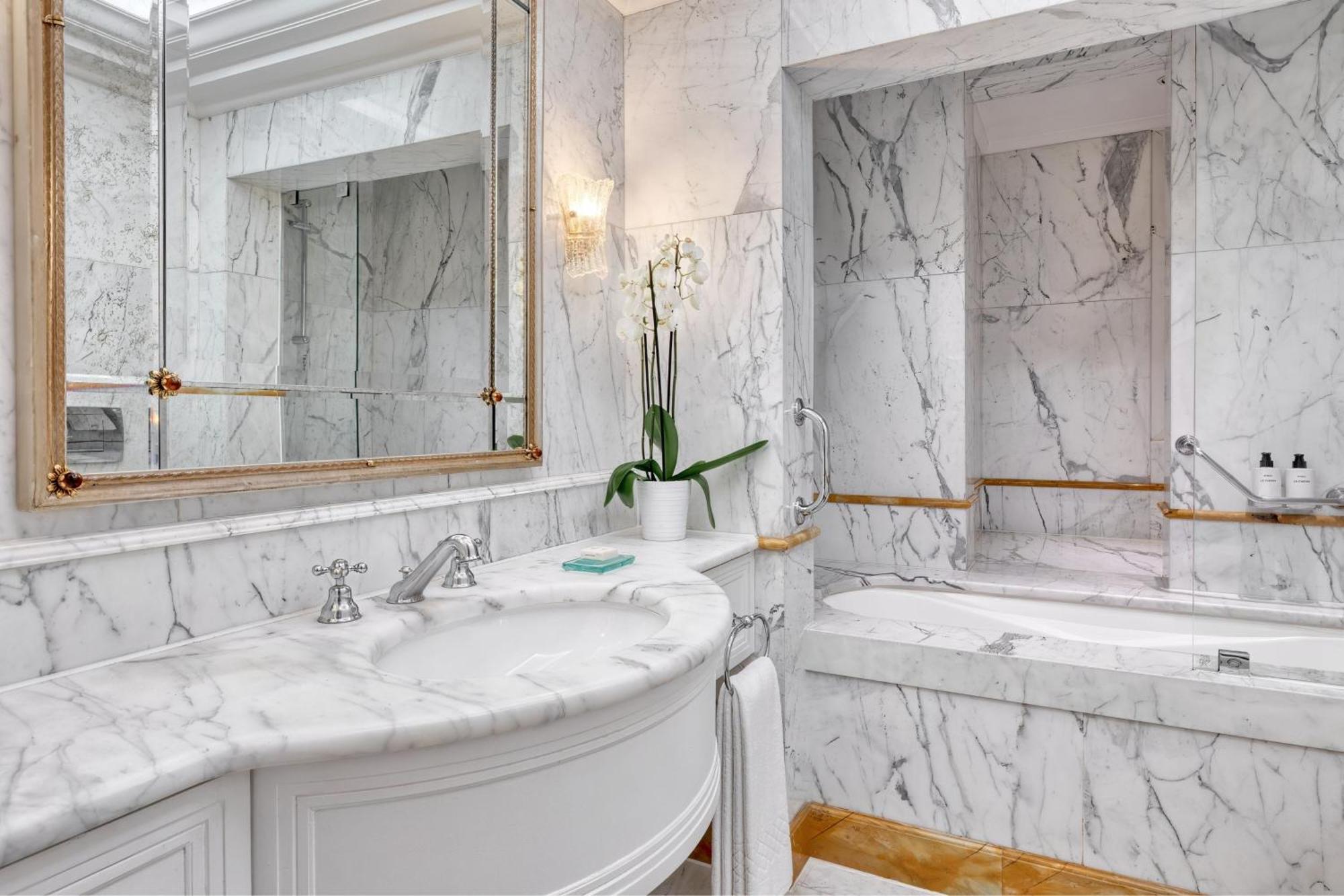 Grand Suite mit 1 Schlafzimmer mit 1 Kingsize-Bett und Stadtblick