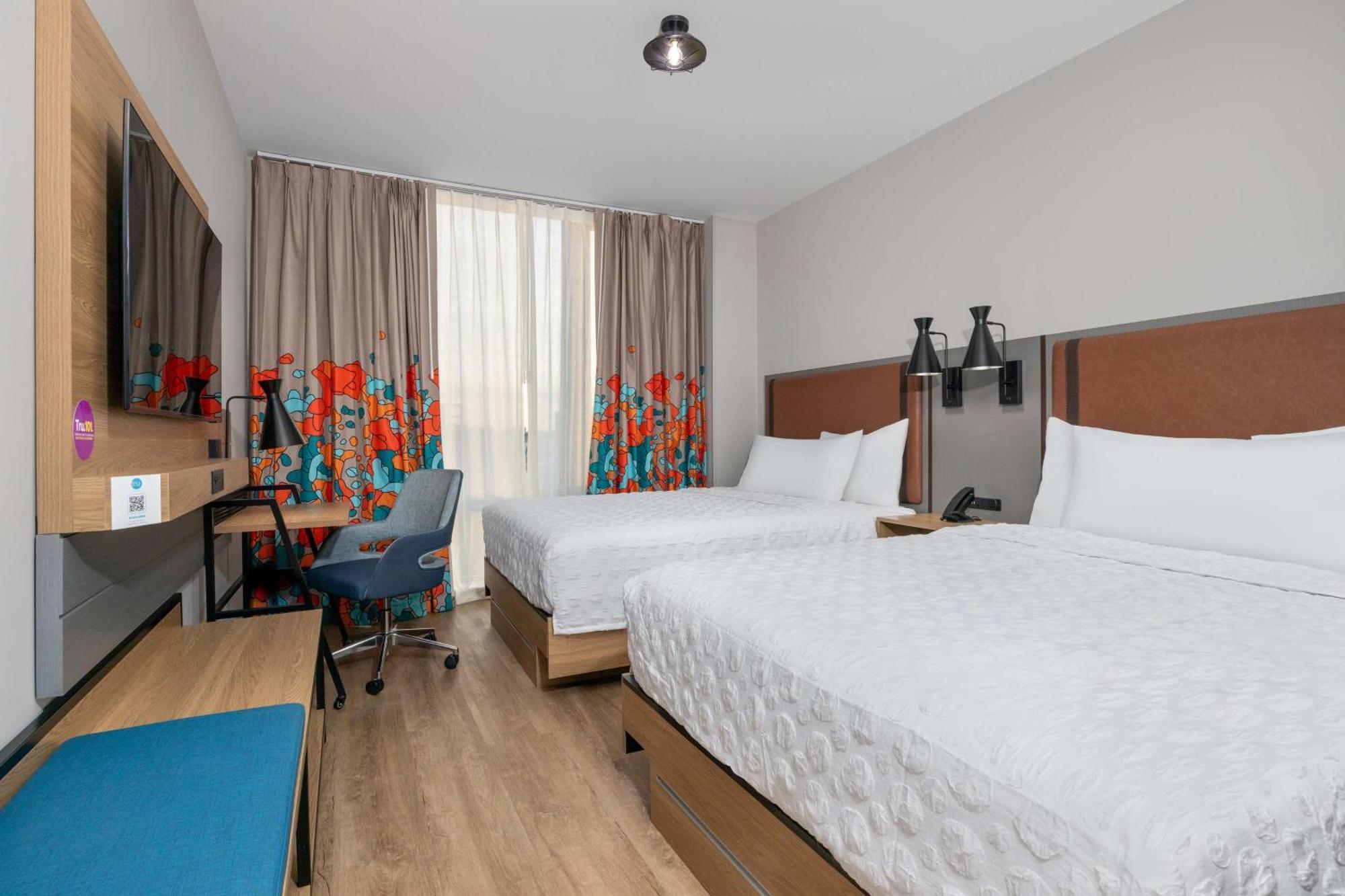 Zimmer mit 2 Queensize-Betten und ebenerdiger Dusche