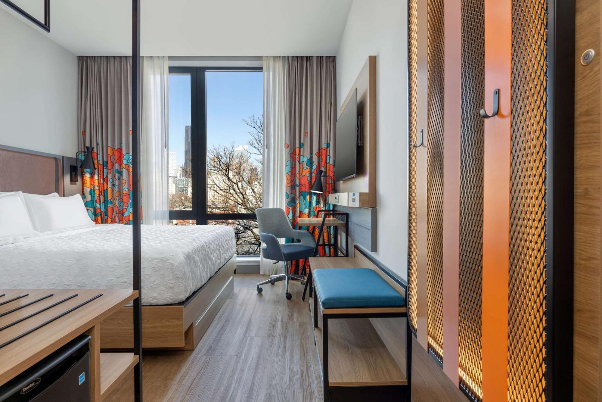 Zimmer mit Kingsize-Bett und ebenerdiger Dusche