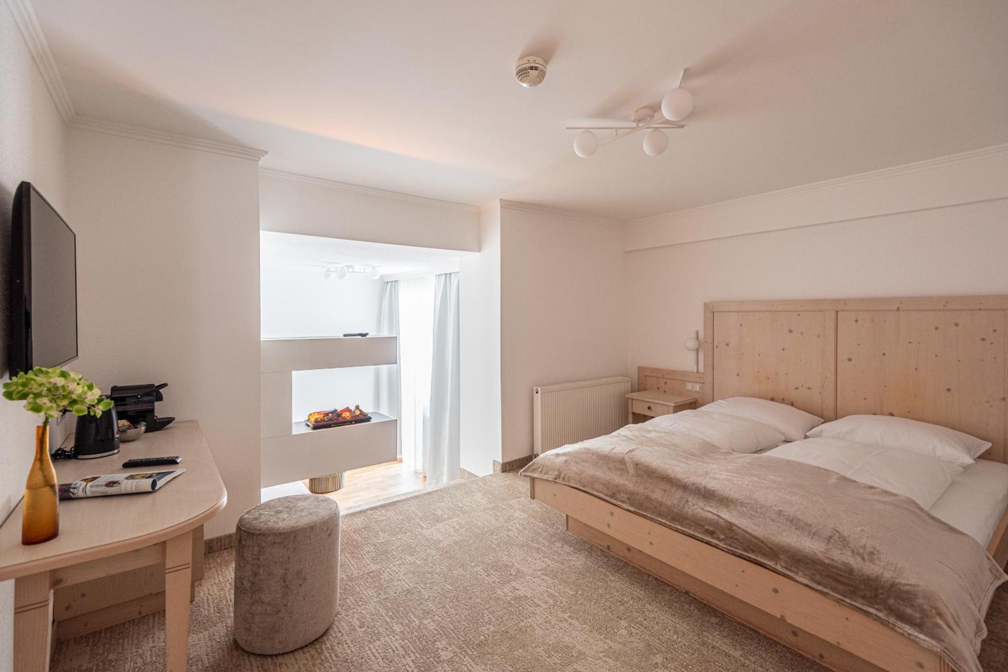Familienzimmer mit Balkon und elektrischem Kamin