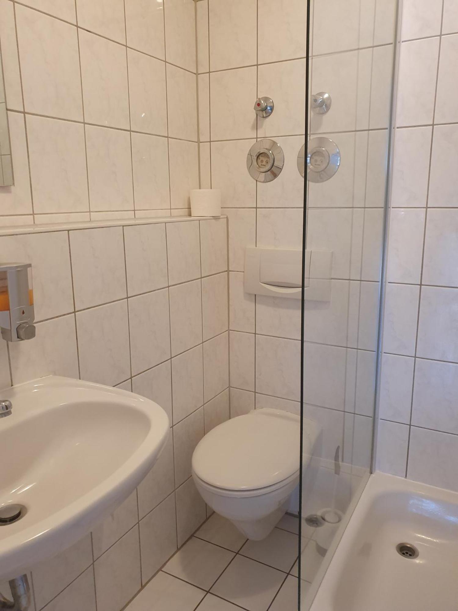 Doppel-/Zweibettzimmer mit Gartenblick