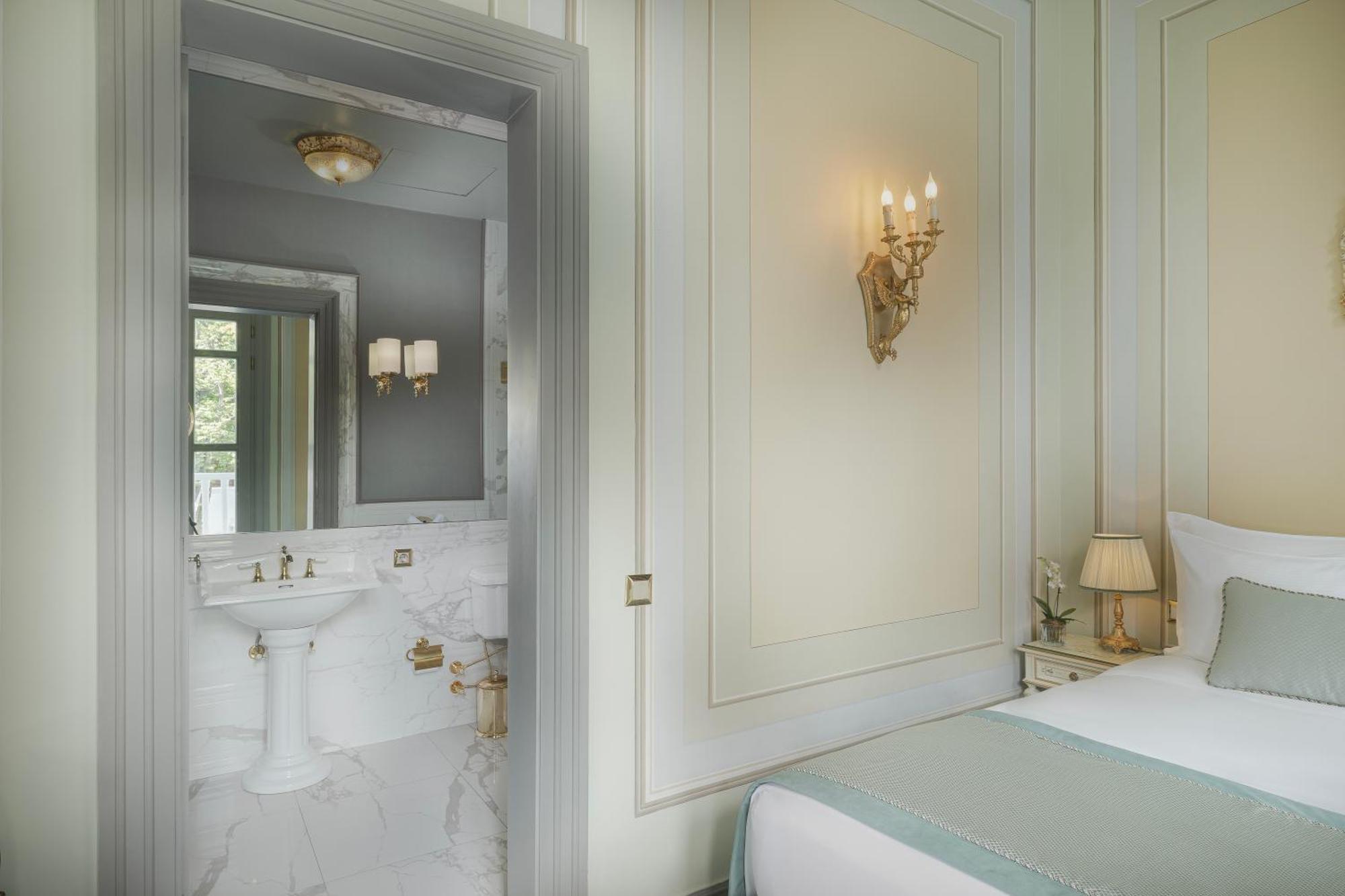 Zimmer mit Queensize-Bett und Balkon