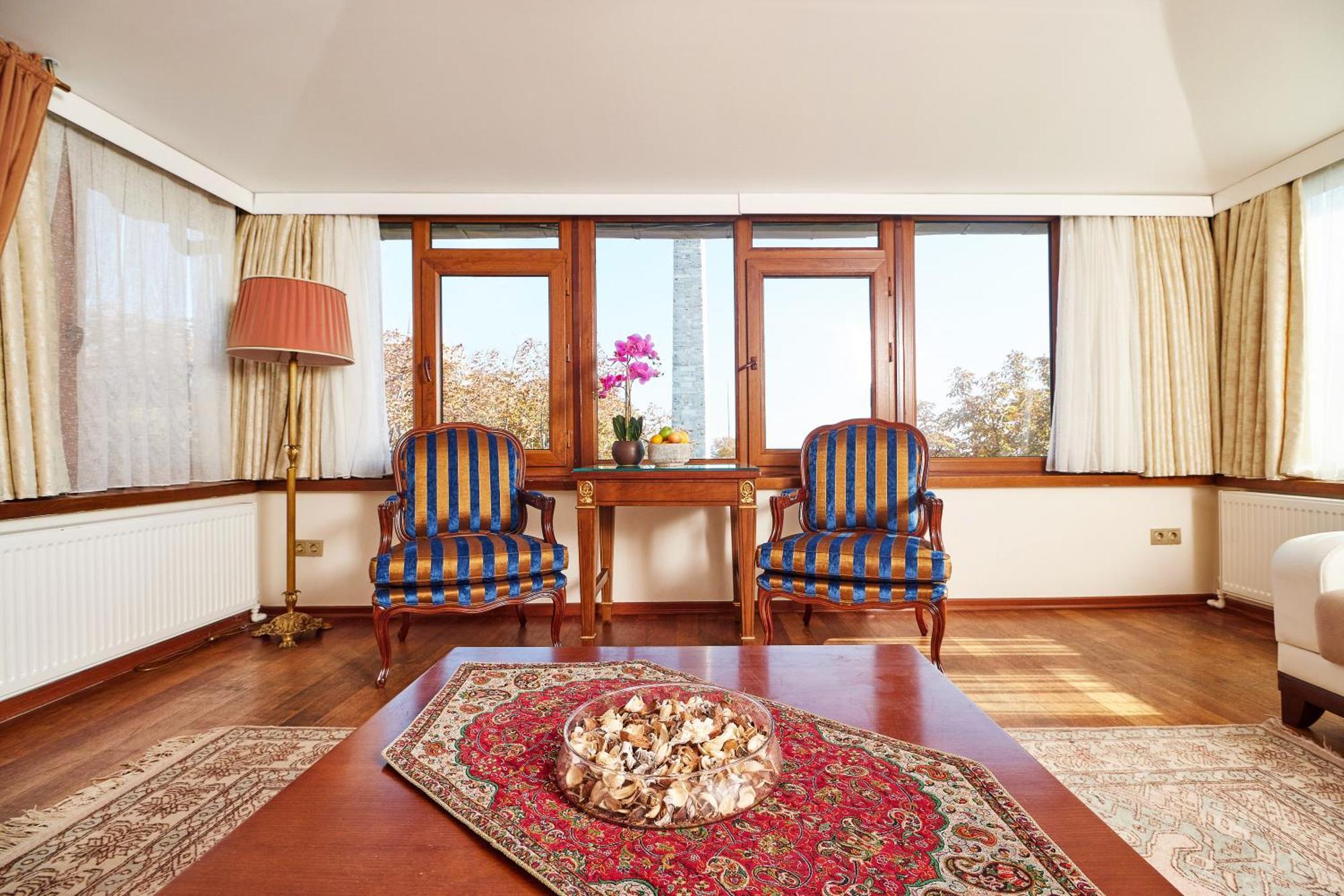 Suite mit Kingsize-Bett und Blick auf die Blaue Moschee und das Meer