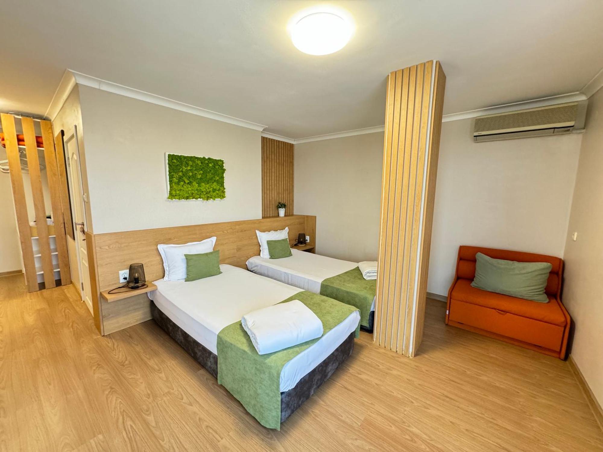 Dreibettzimmer mit Balkon