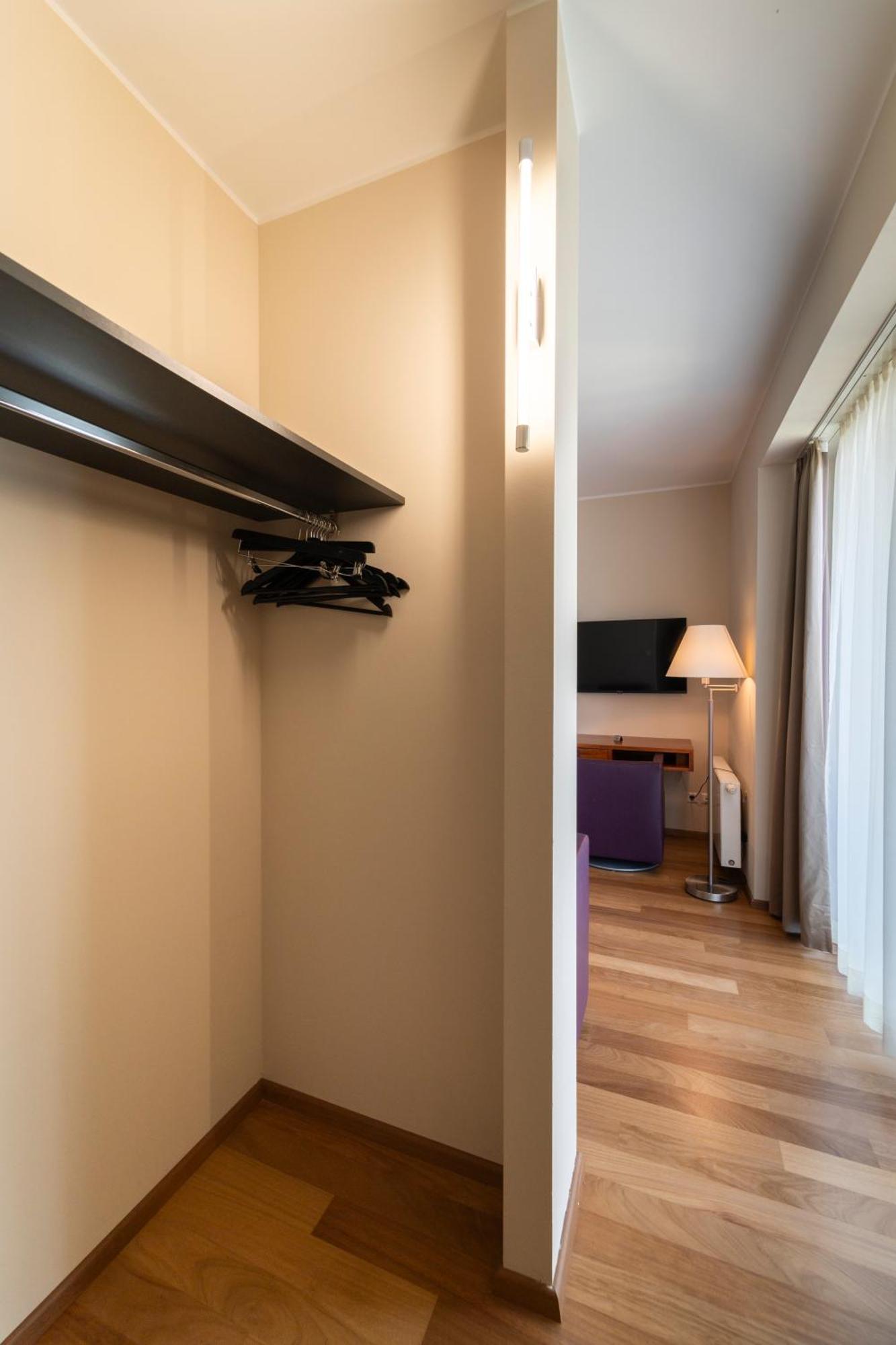 One-Bedroom Apartment with Balcony - 7er