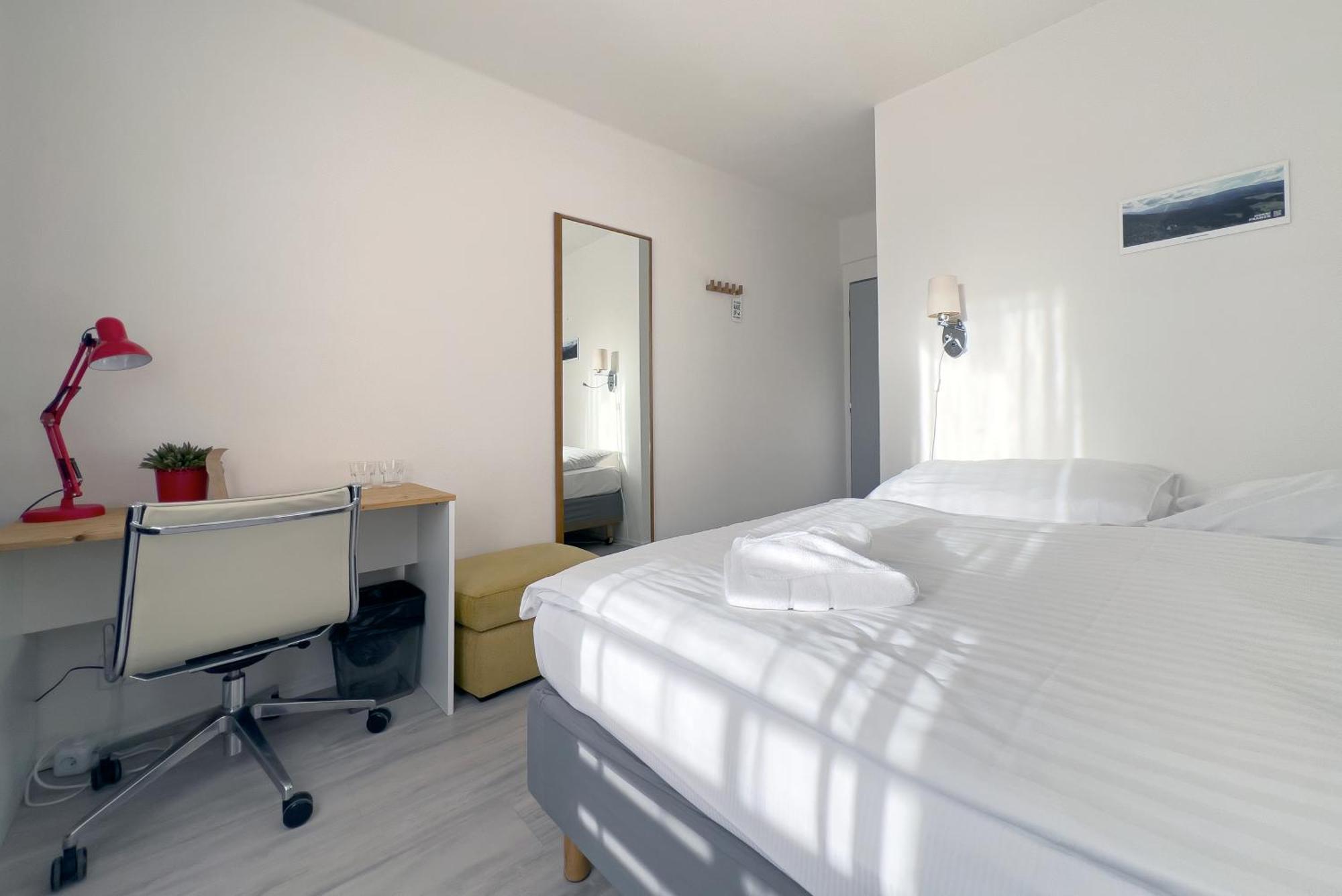 Doppelzimmer mit Balkon und Bergblick