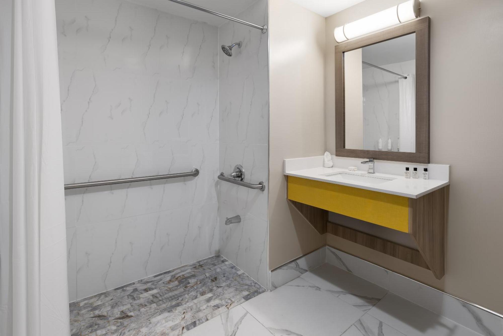 Zimmer mit Kingsize-Bett und rollstuhlgerechter Dusche - barrierefrei, Nichtraucher