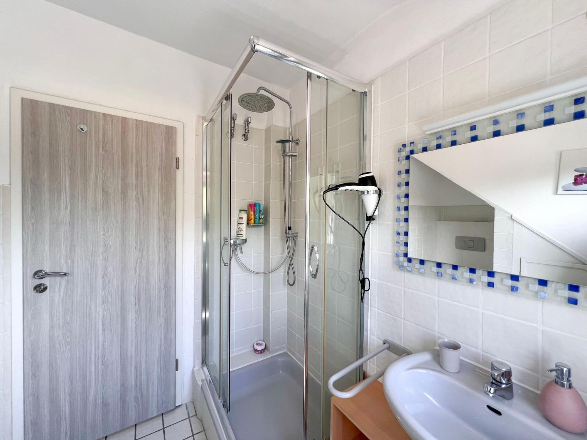 Einzelzimmer mit Gemeinschaftsbad