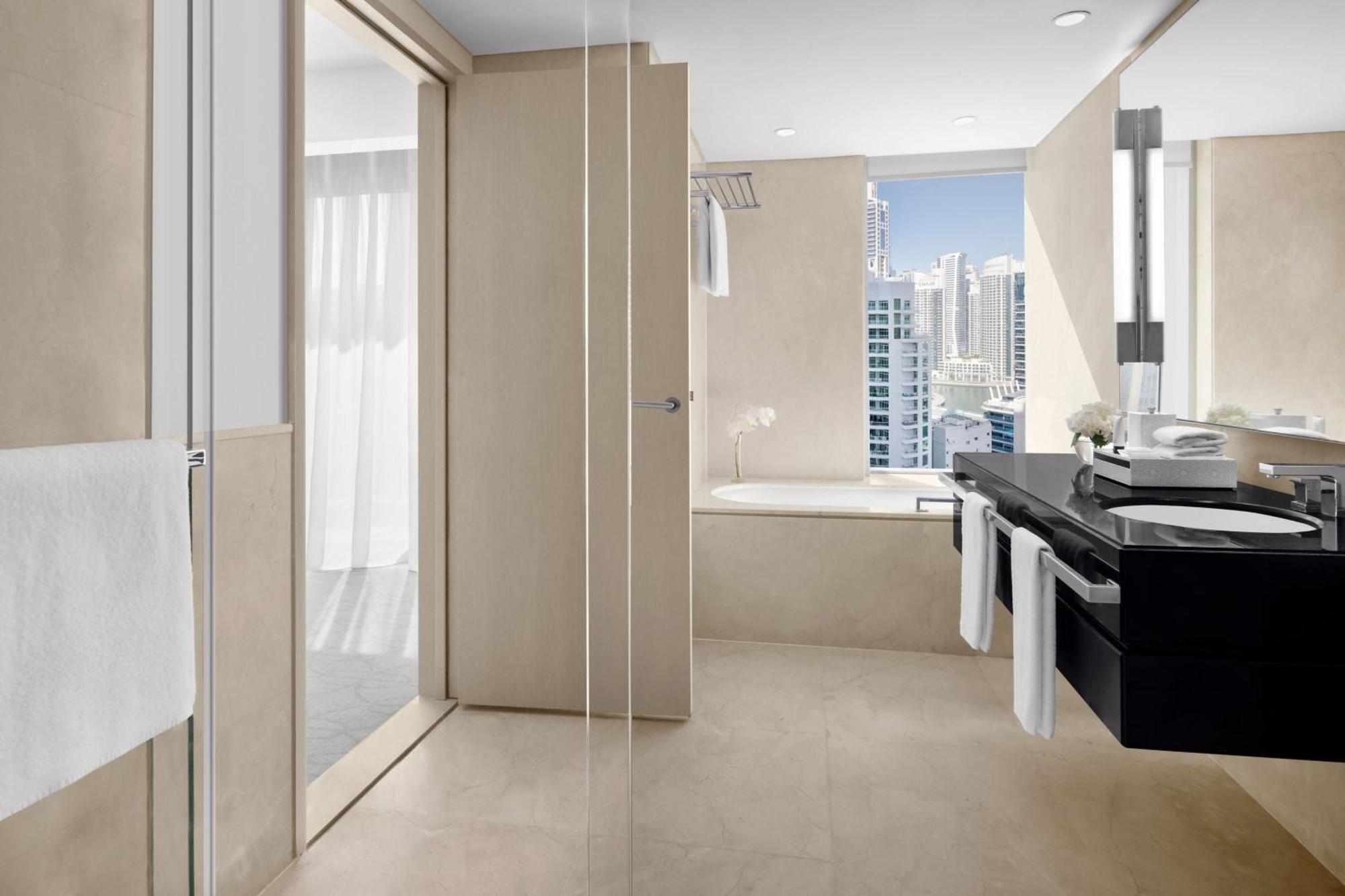 Executive Zimmer mit Stadtblick, Kingsize-Bett, Zugang zur Club Lounge mit Frühstück, Mittag- und Abendessen, inklusive direktem Zugang zur Dubai Marina Mall und zum Marina Walk