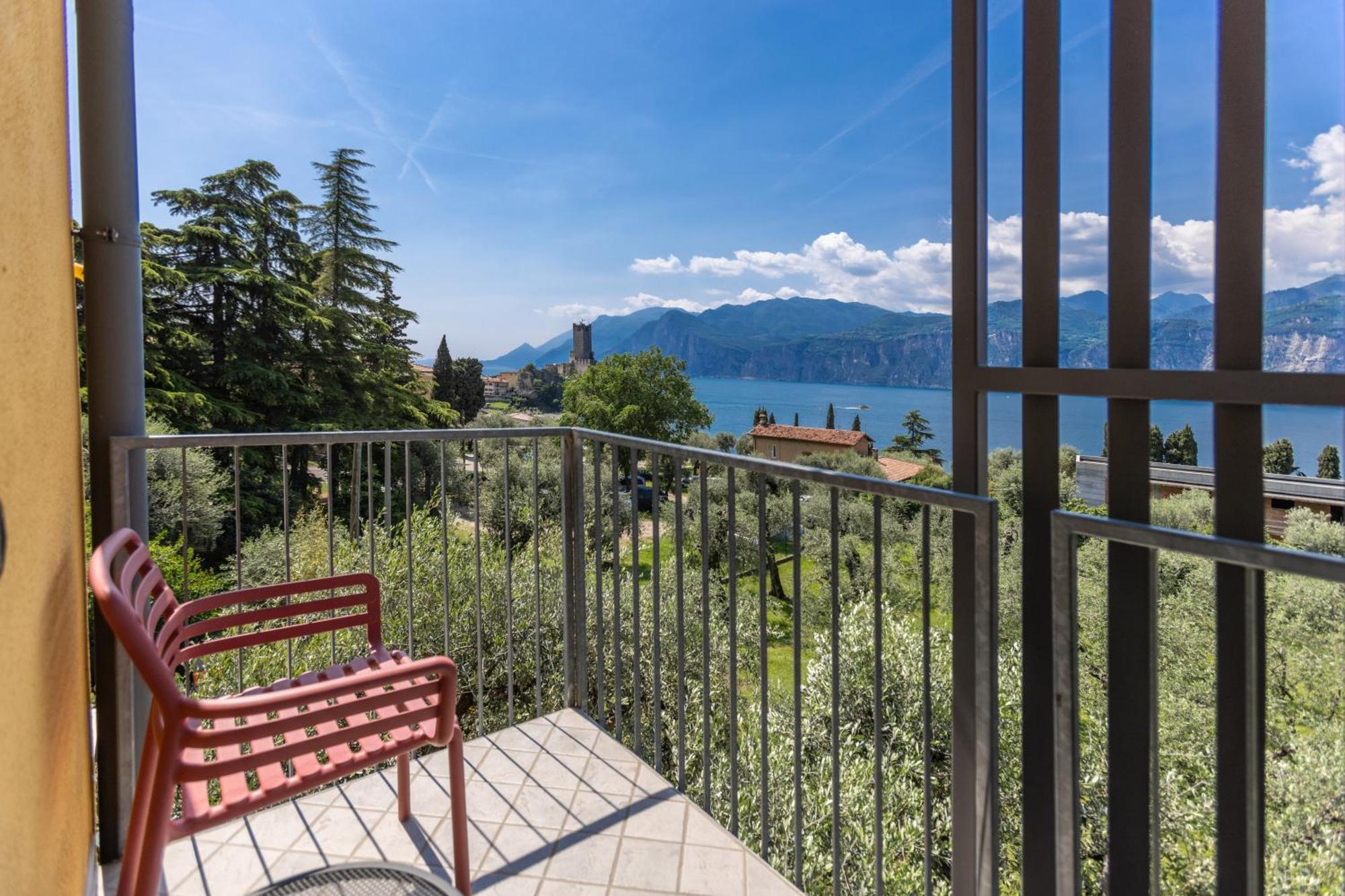 Zimmer mit Kingsize-Bett und Seeblick